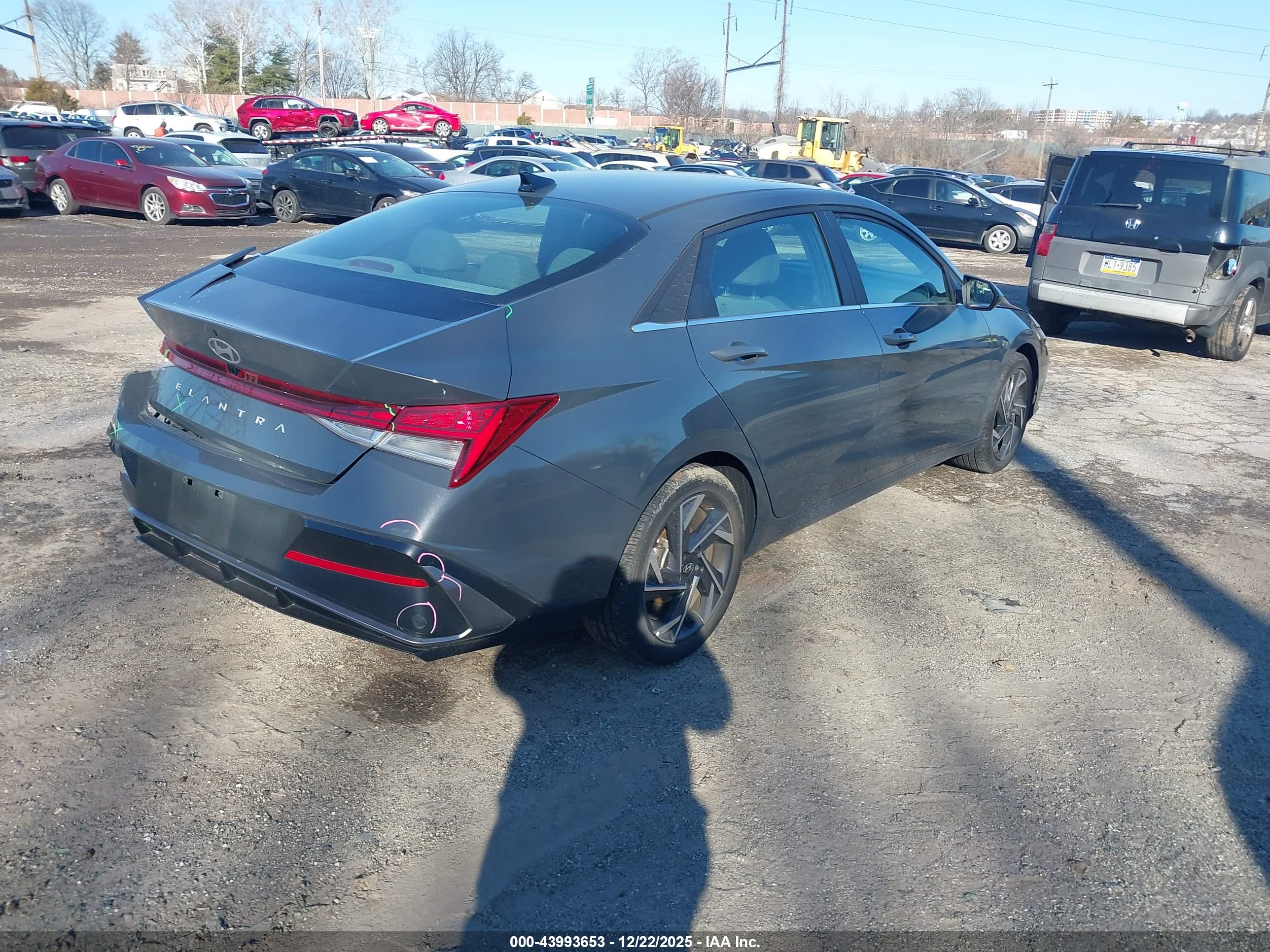 HYUNDAI ELANTRA image 4