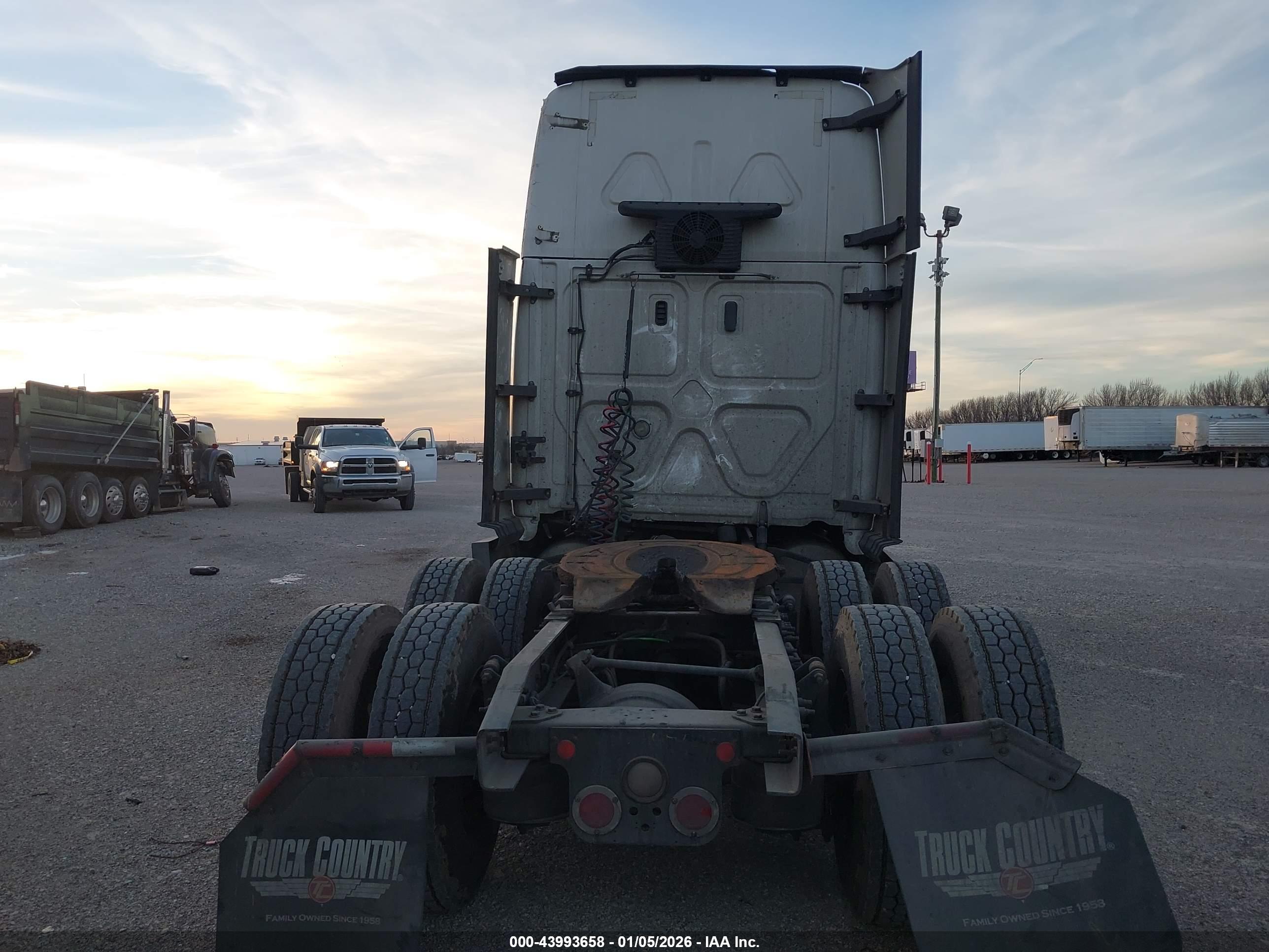 FREIGHTLINER CASCADIA image 8
