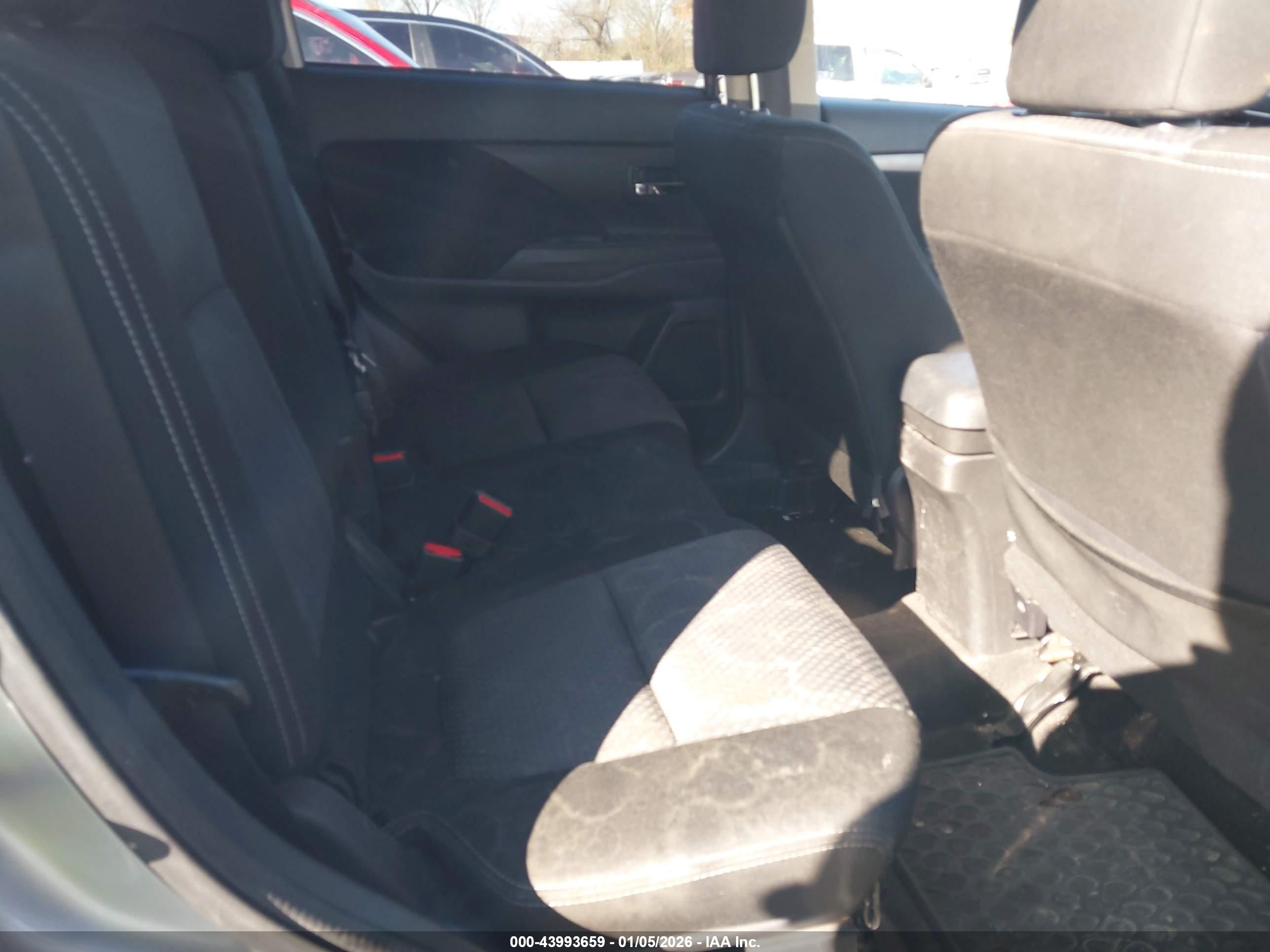MITSUBISHI OUTLANDER image 8