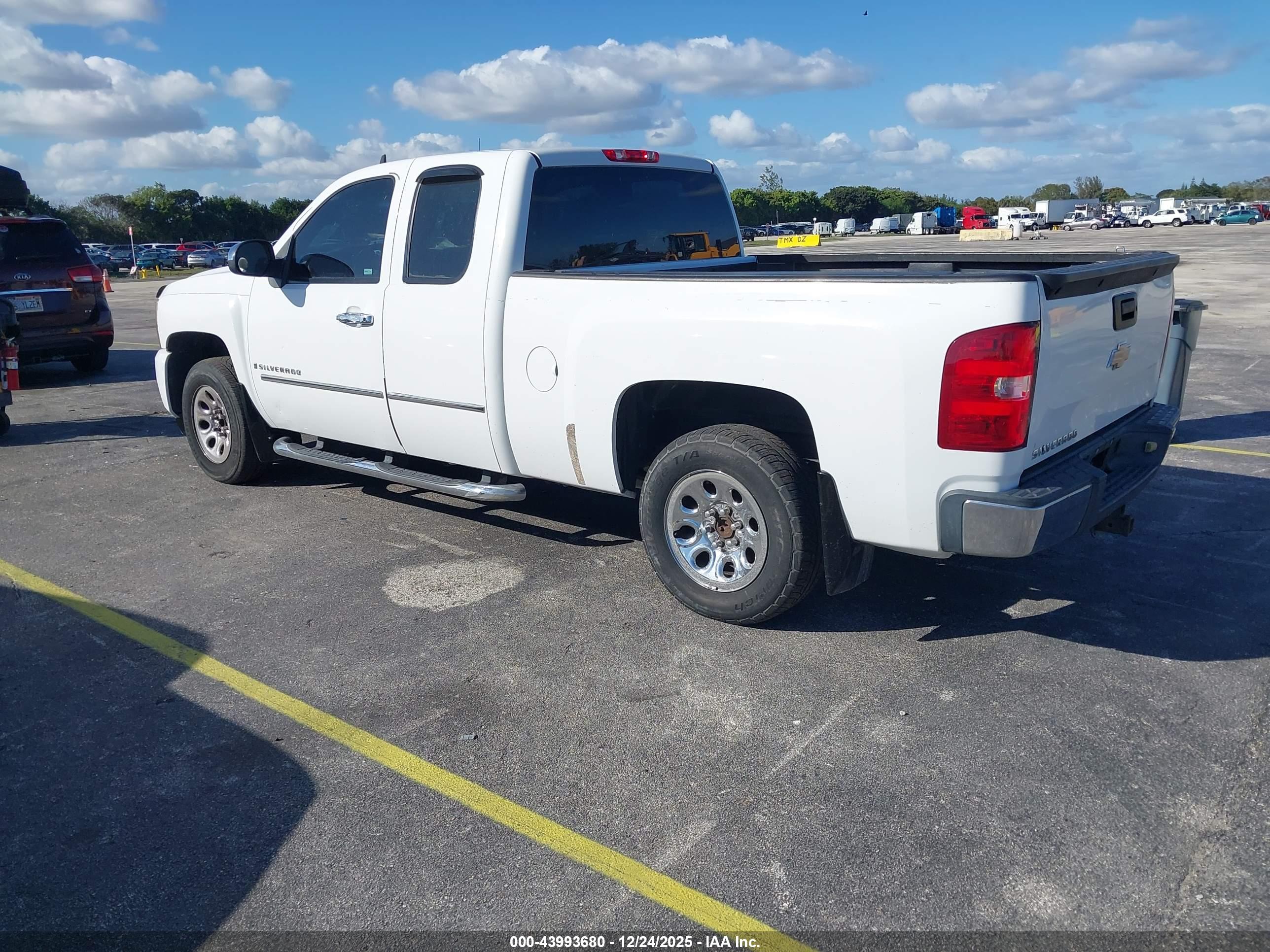 CHEVROLET SILVERADO image 3