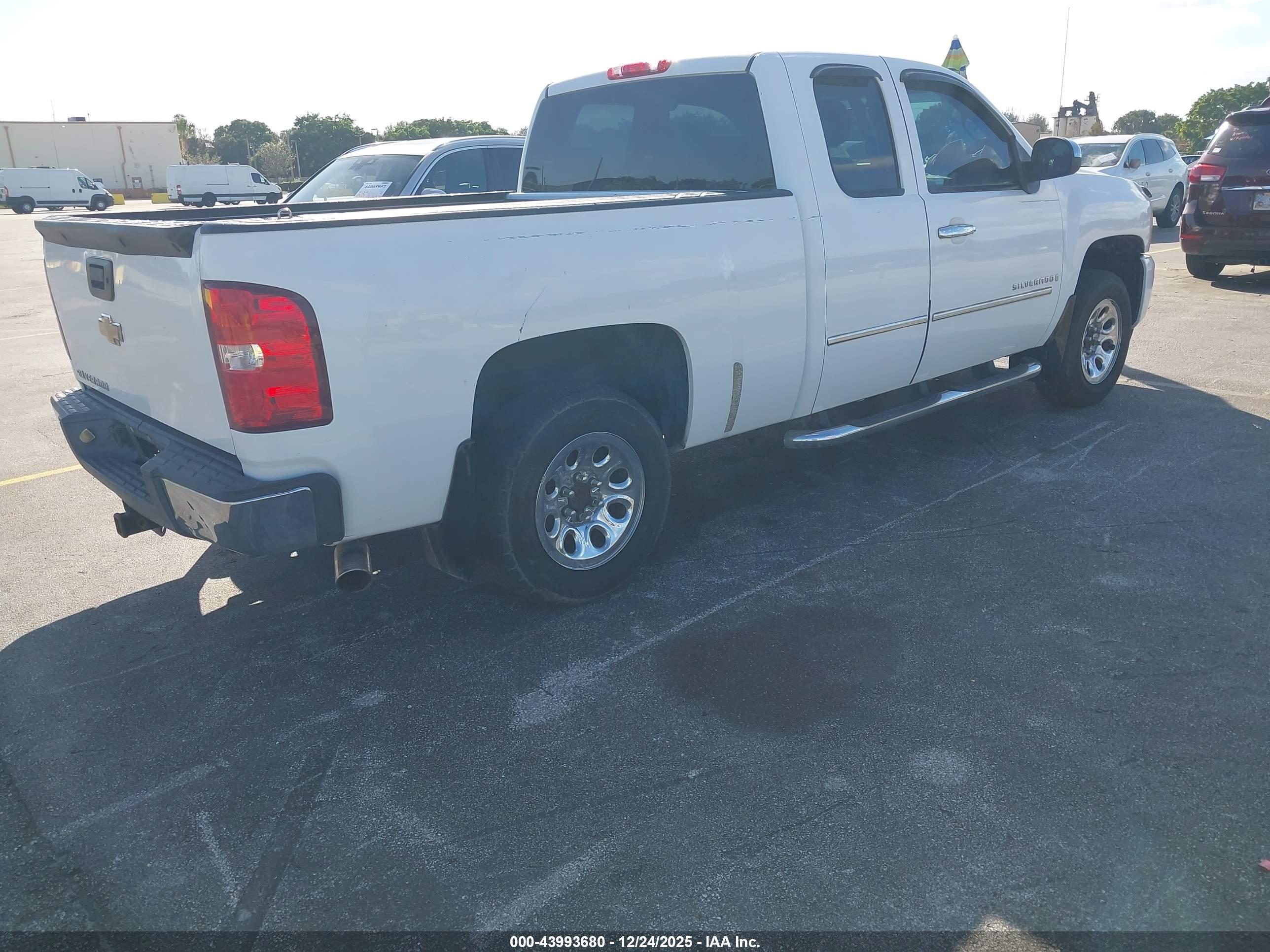 CHEVROLET SILVERADO image 4