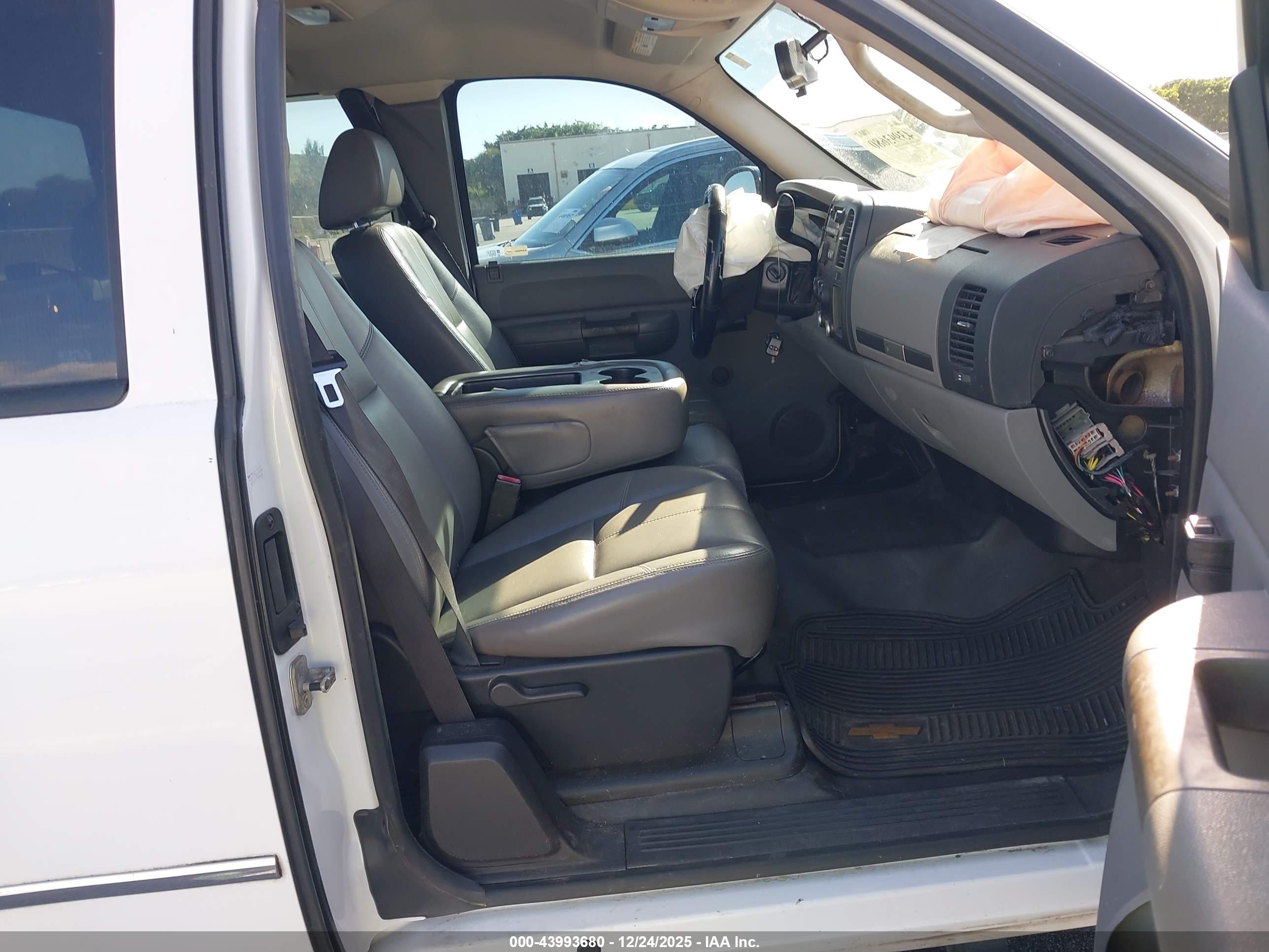 CHEVROLET SILVERADO image 5