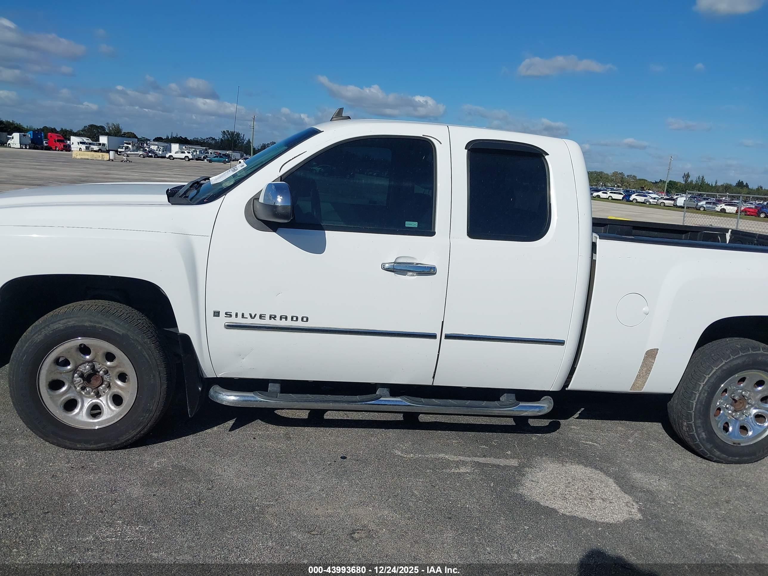 CHEVROLET SILVERADO image 6