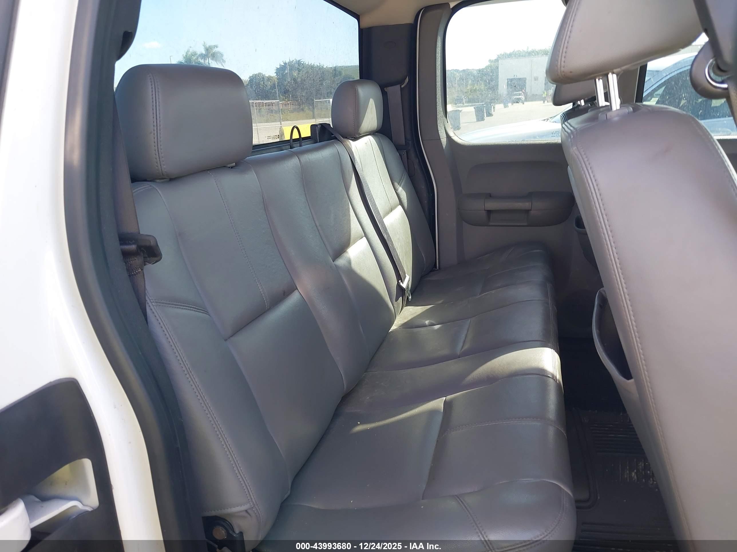 CHEVROLET SILVERADO image 8