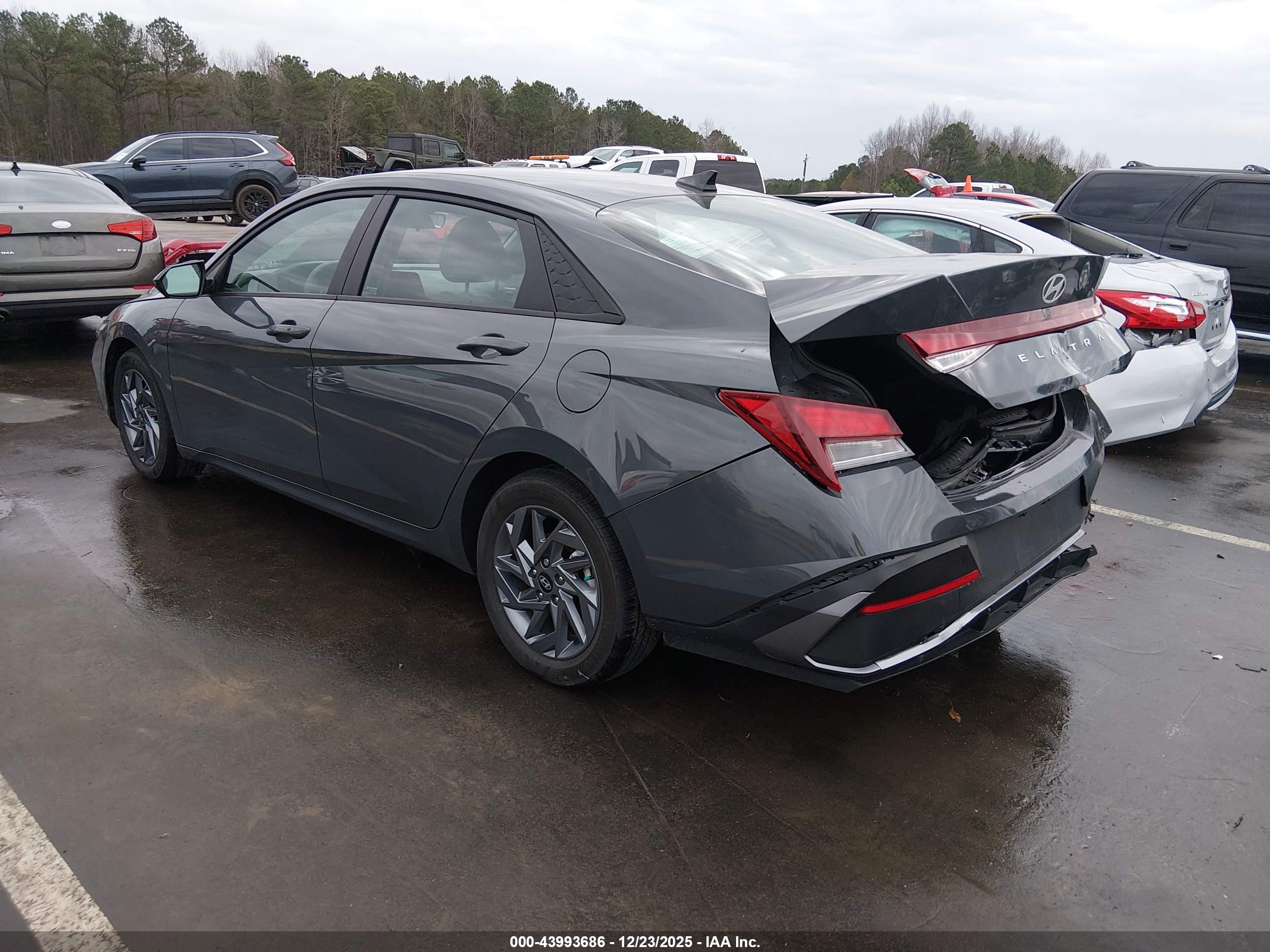 HYUNDAI ELANTRA image 3