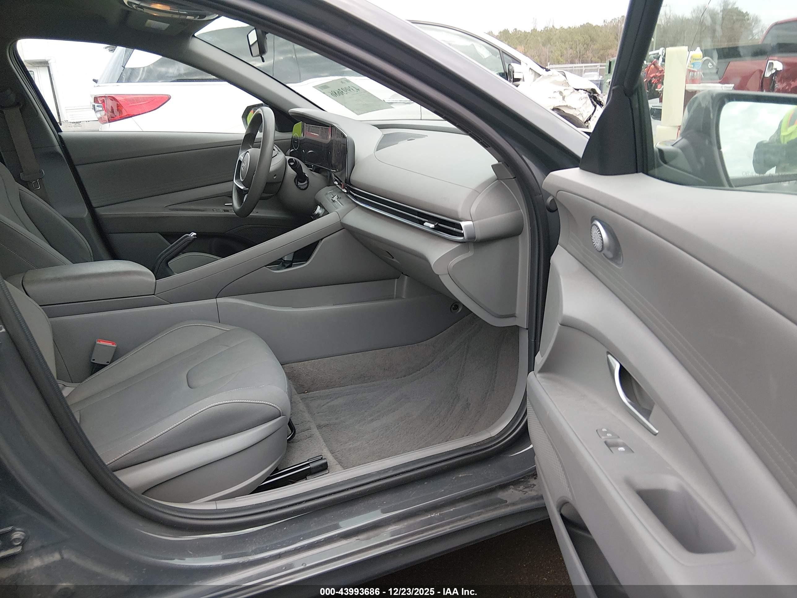 HYUNDAI ELANTRA image 5