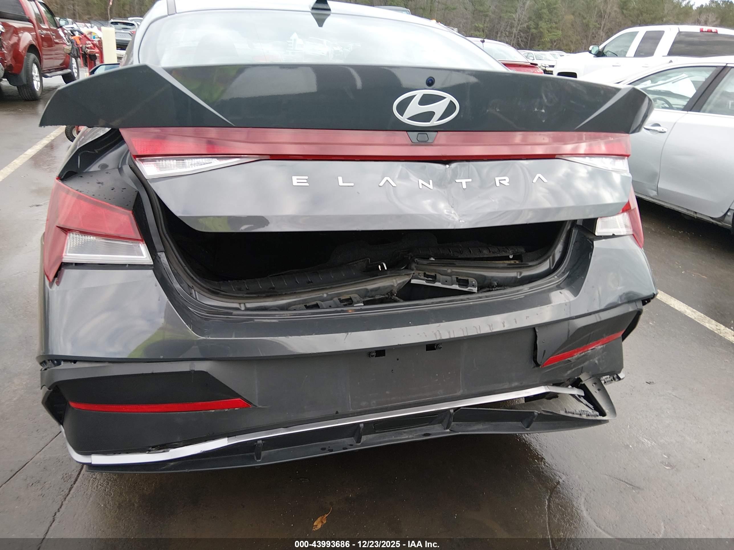 HYUNDAI ELANTRA image 6