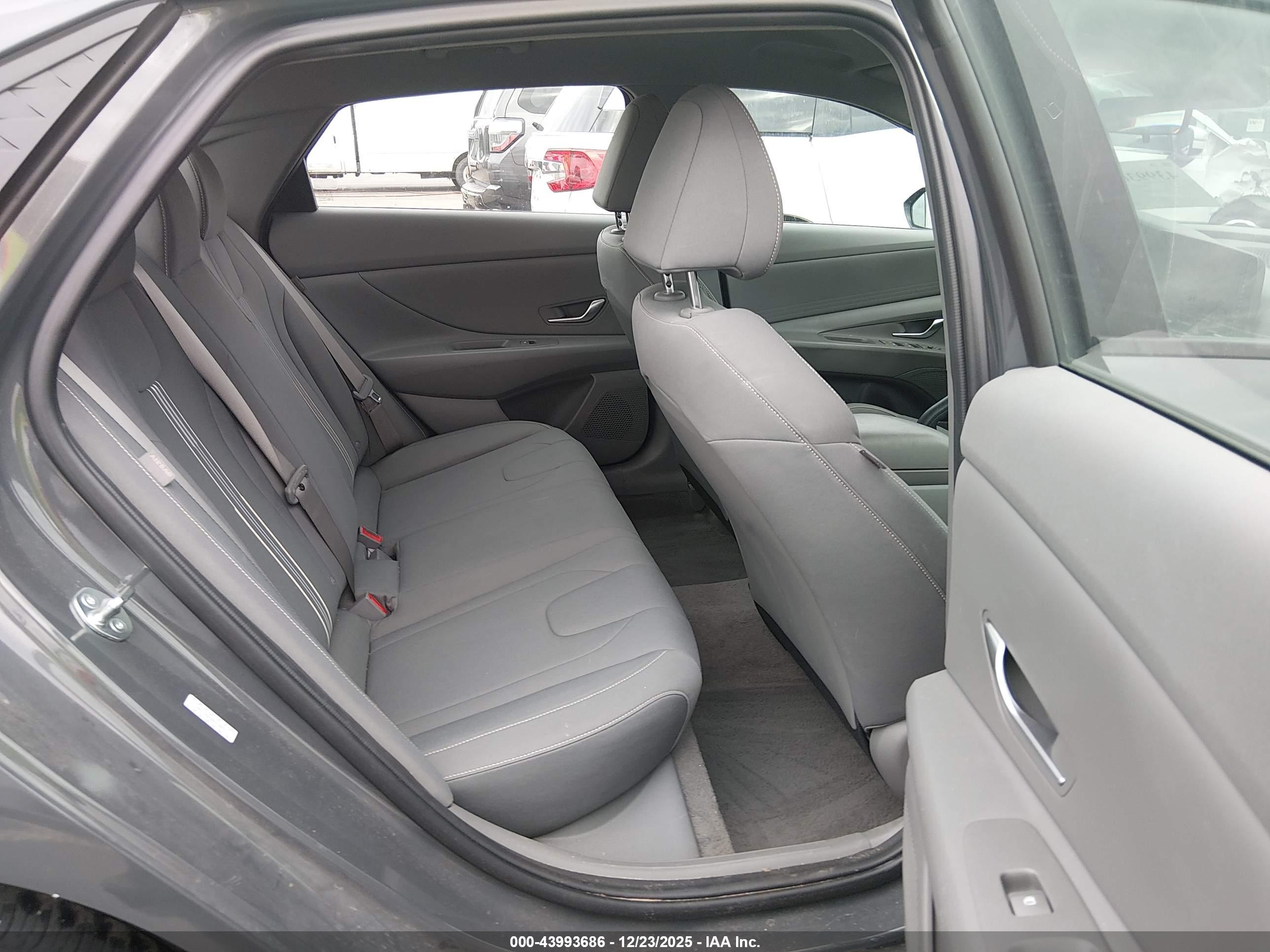 HYUNDAI ELANTRA image 8
