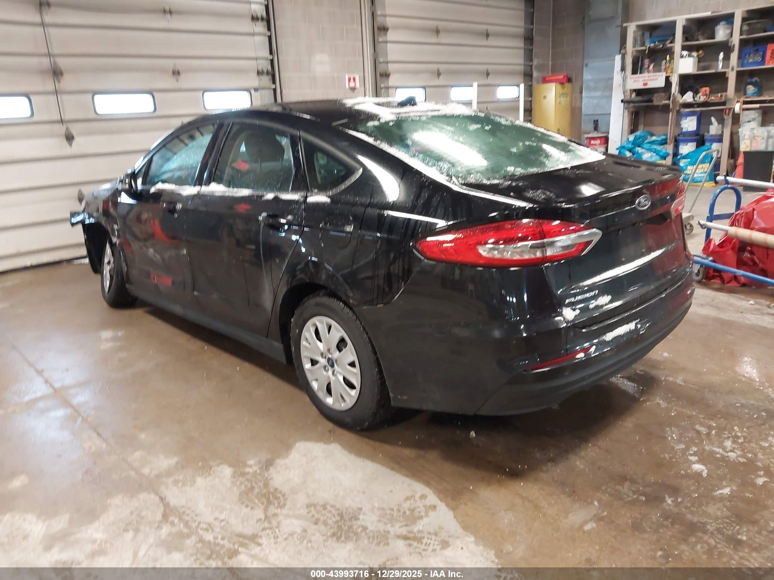 FORD FUSION image 3
