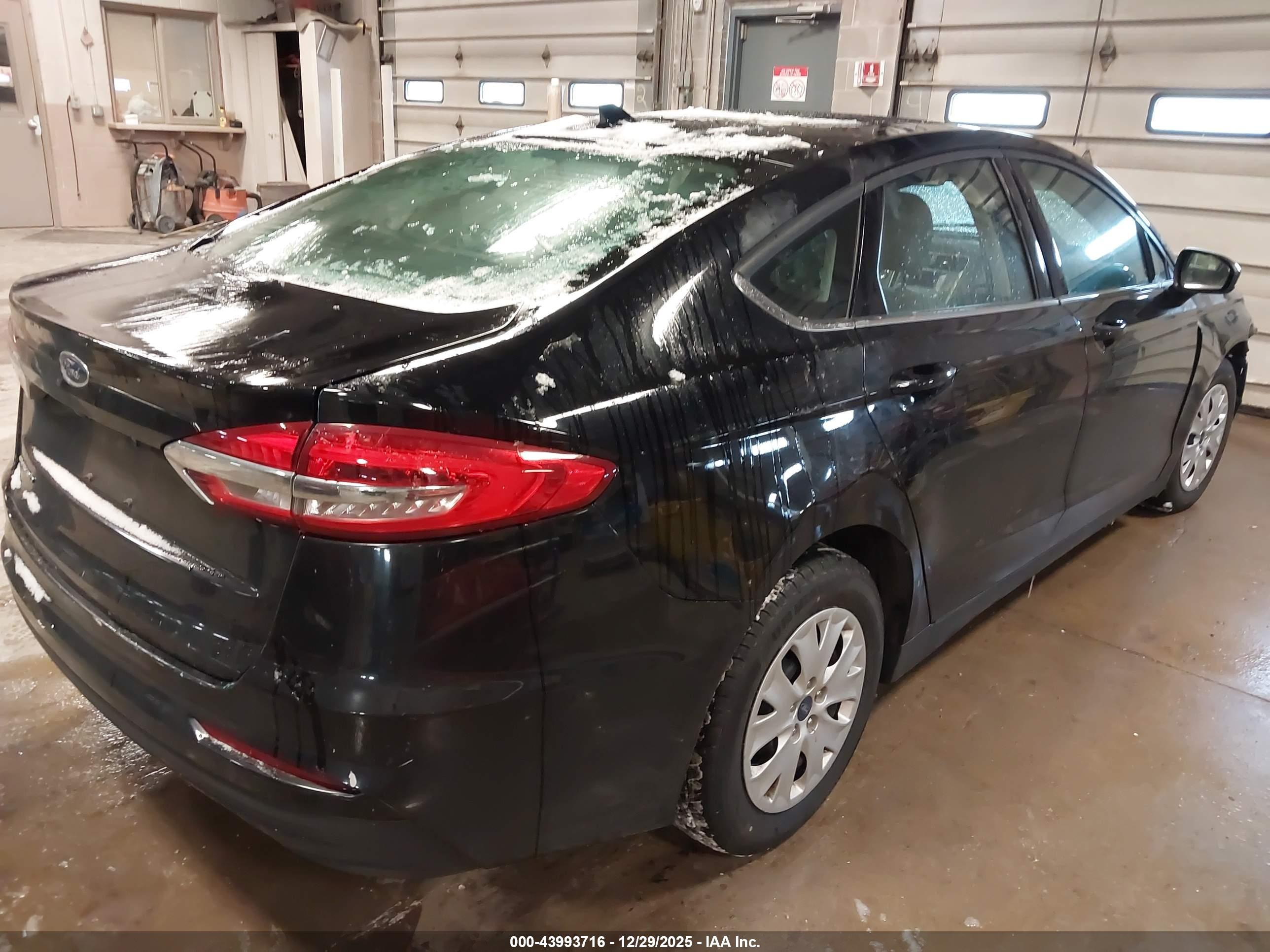 FORD FUSION image 4