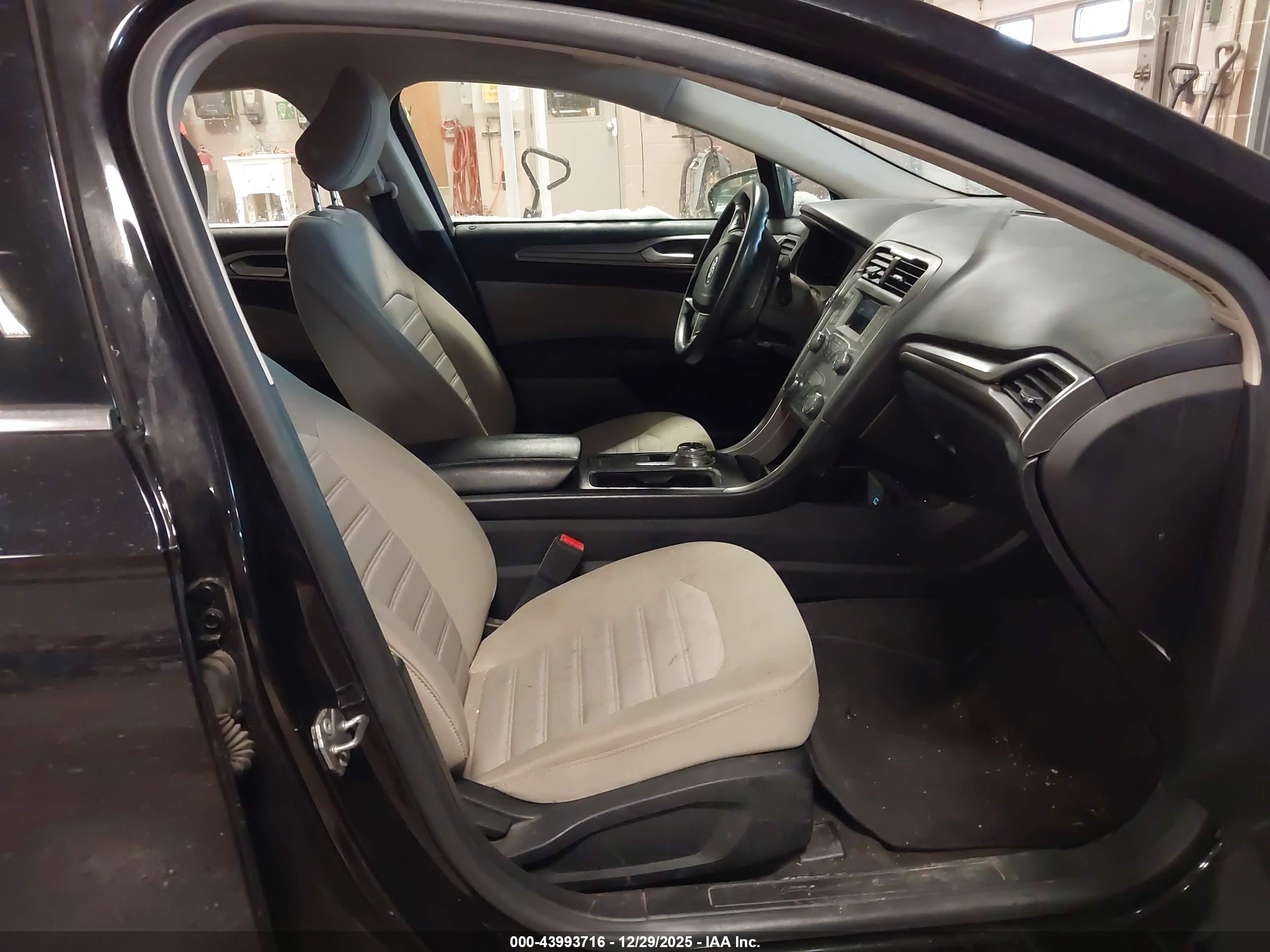 FORD FUSION image 5