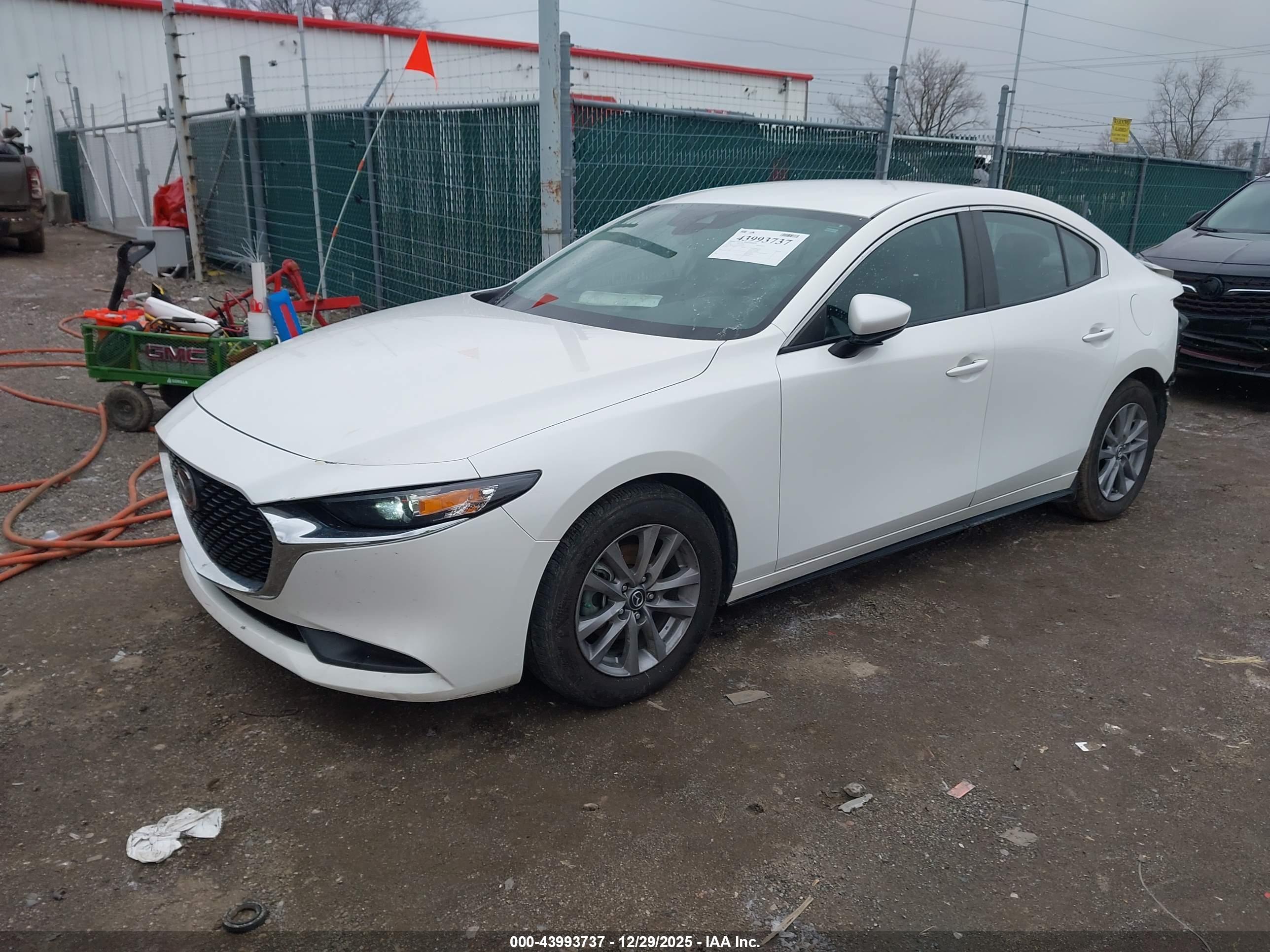 MAZDA MAZDA3 image 2