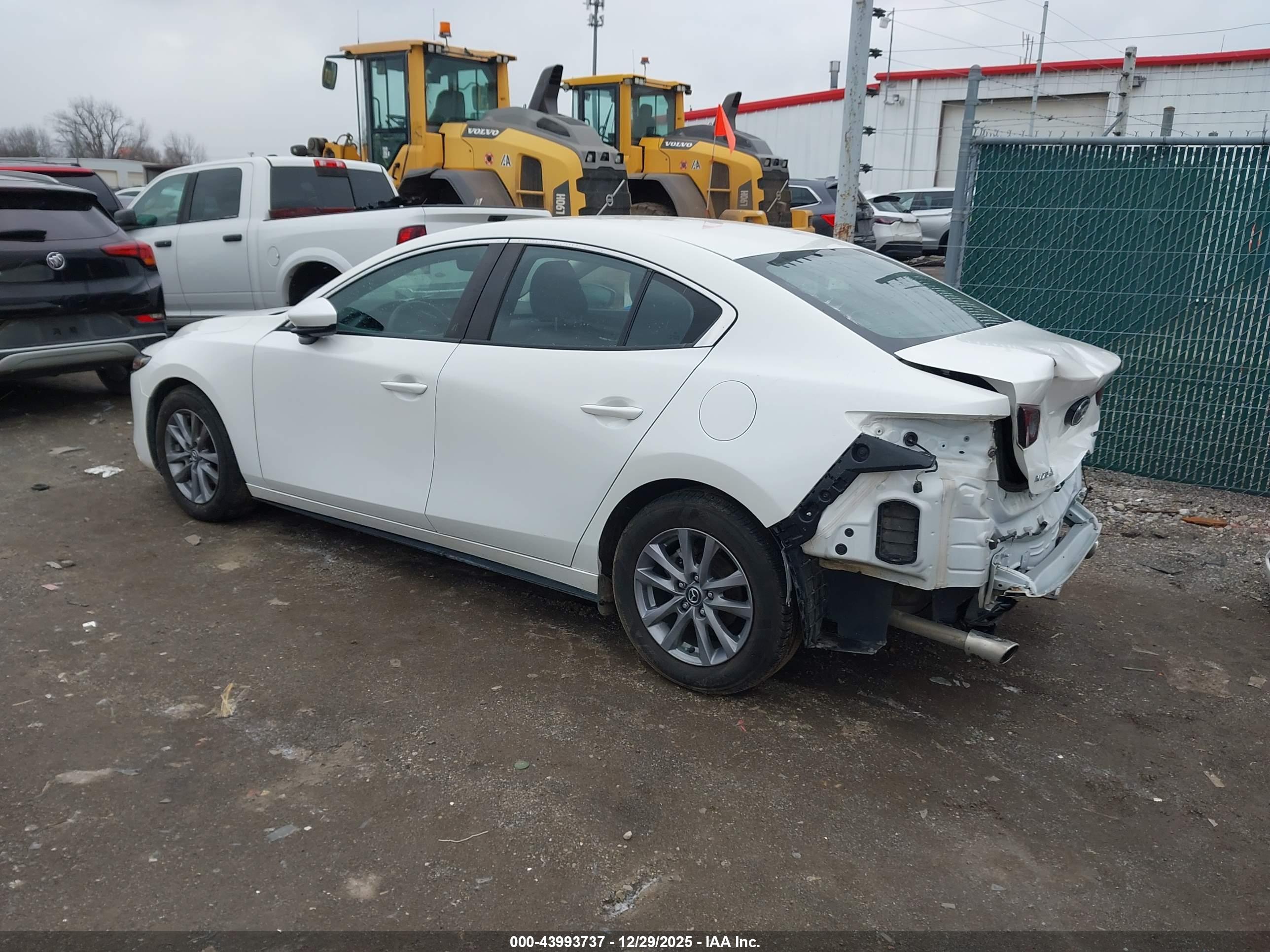 MAZDA MAZDA3 image 3