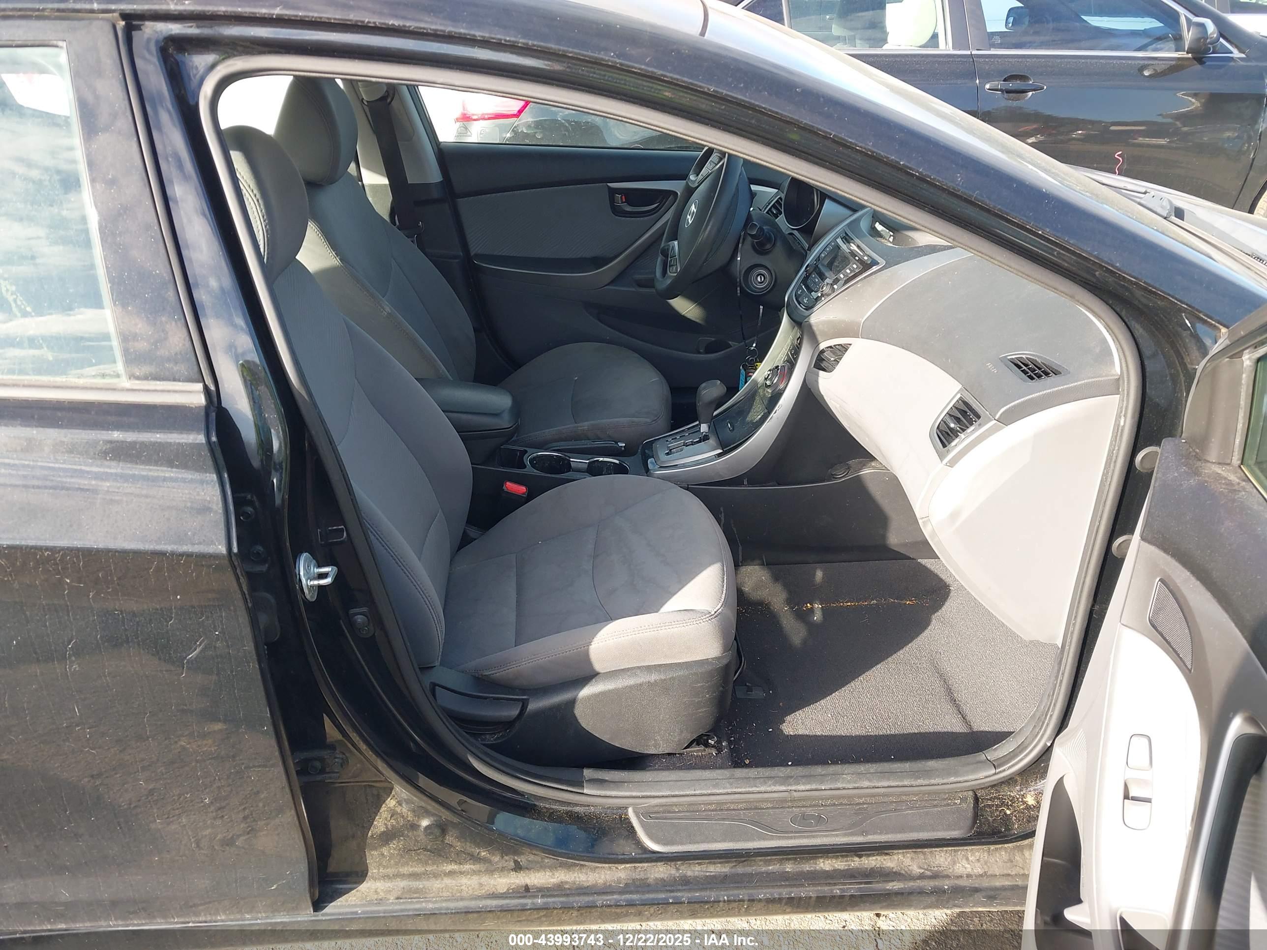 HYUNDAI ELANTRA image 5