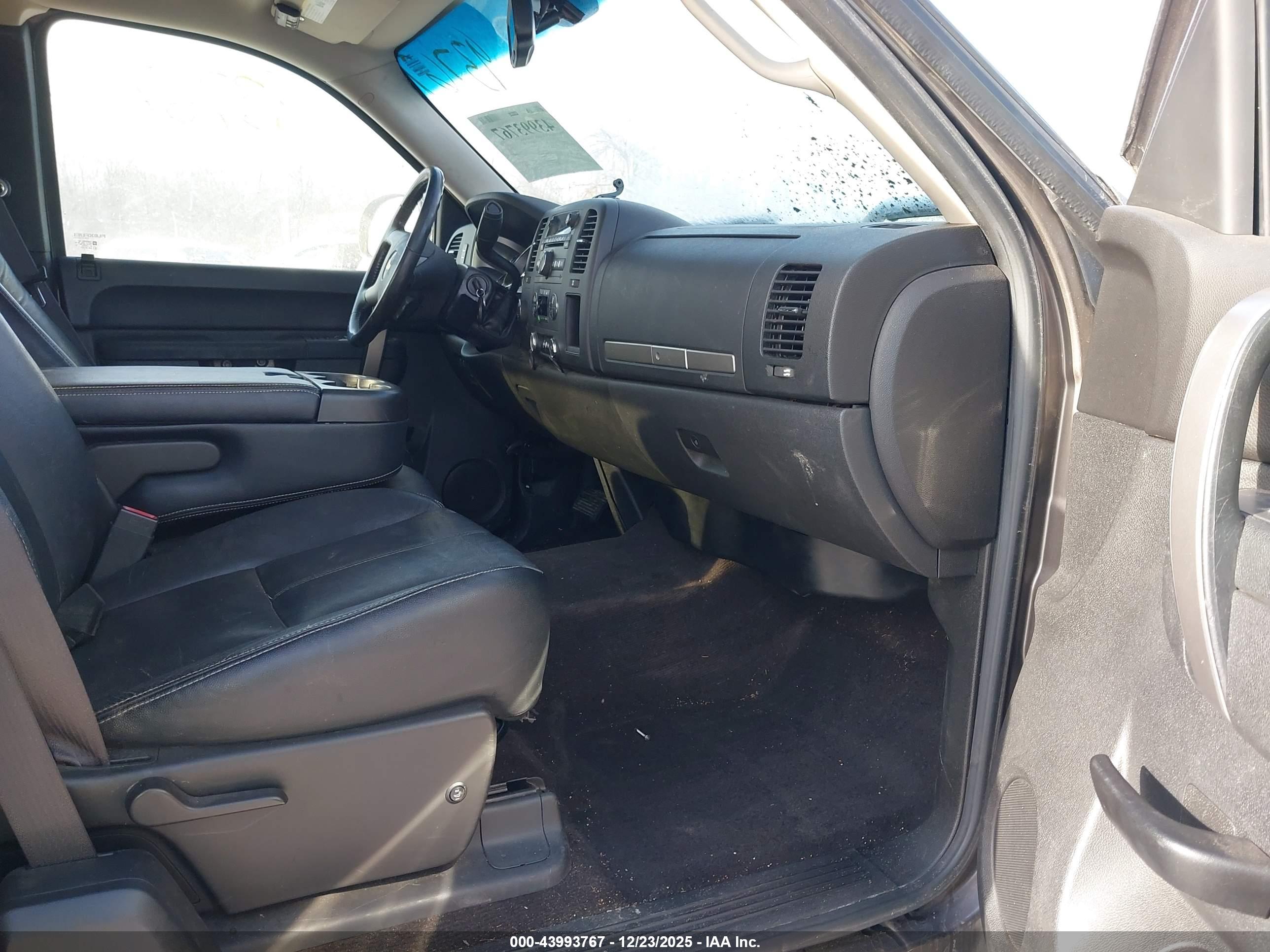 CHEVROLET SILVERADO image 5