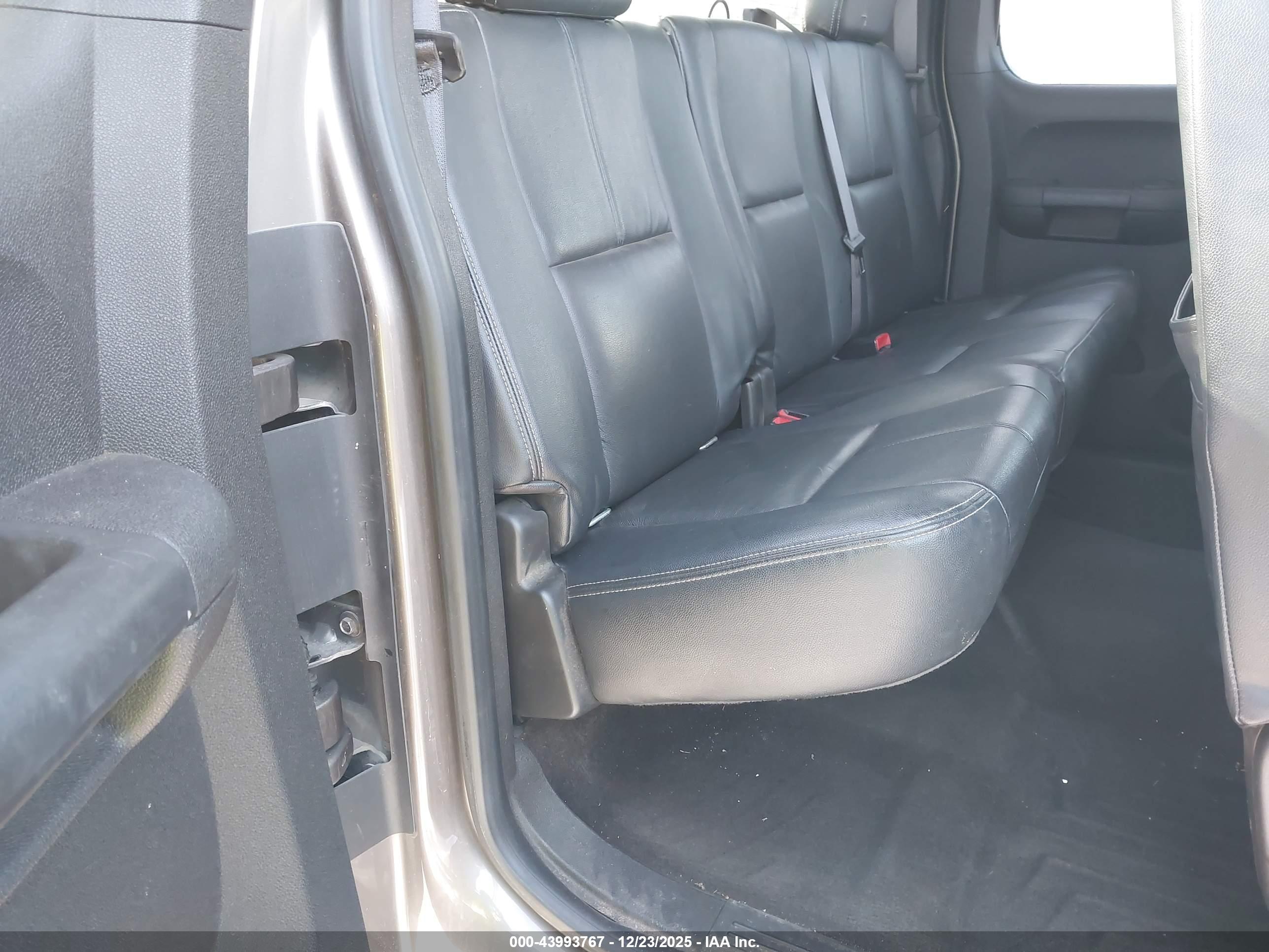CHEVROLET SILVERADO image 8