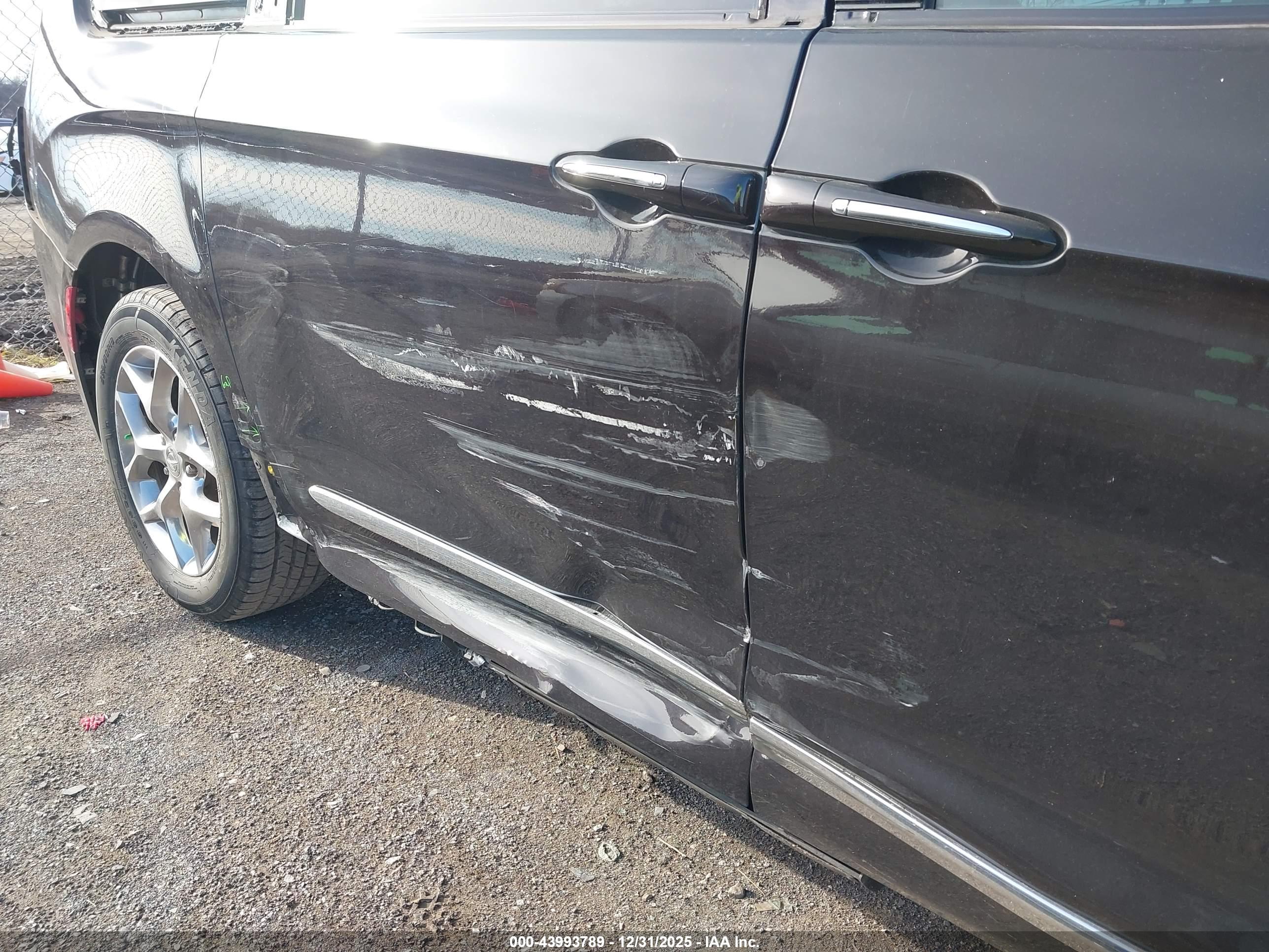CHRYSLER PACIFICA image 6