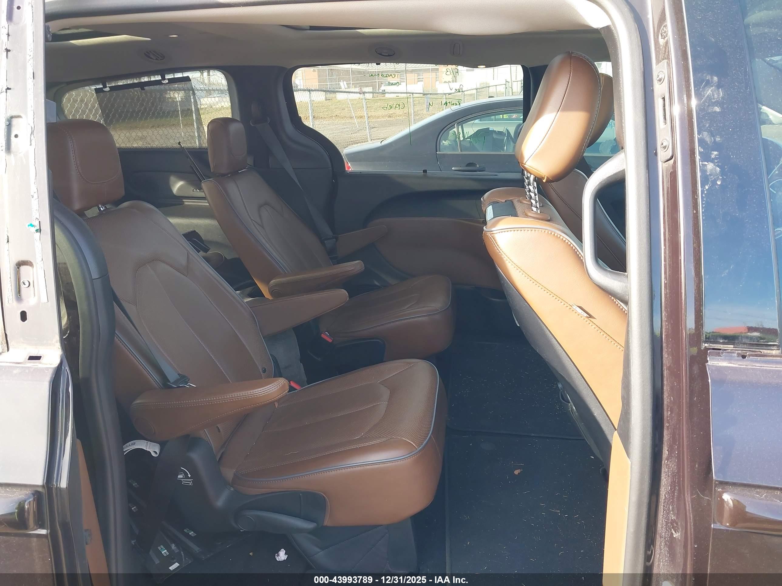 CHRYSLER PACIFICA image 8