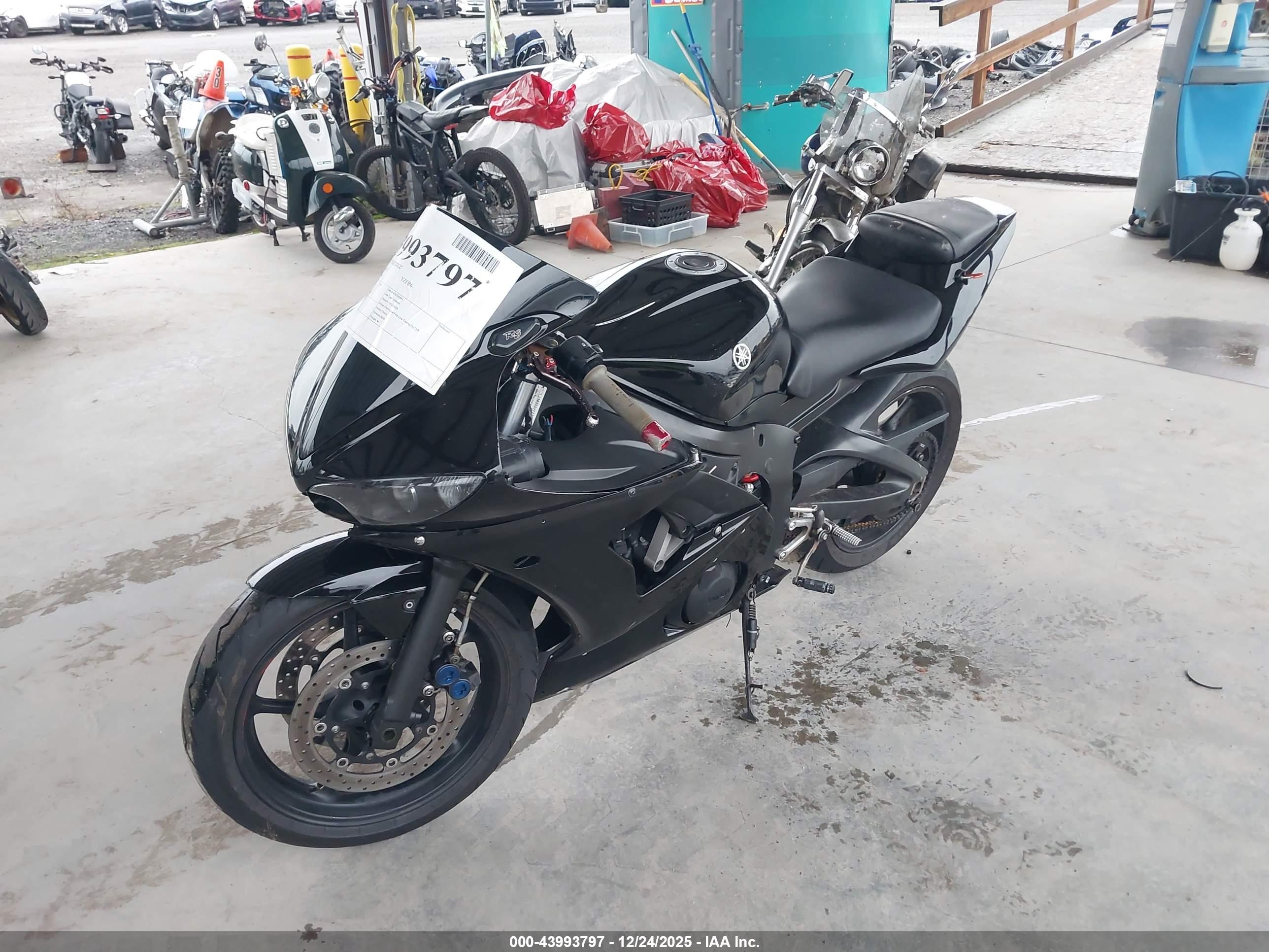 YAMAHA YZFR6 image 2
