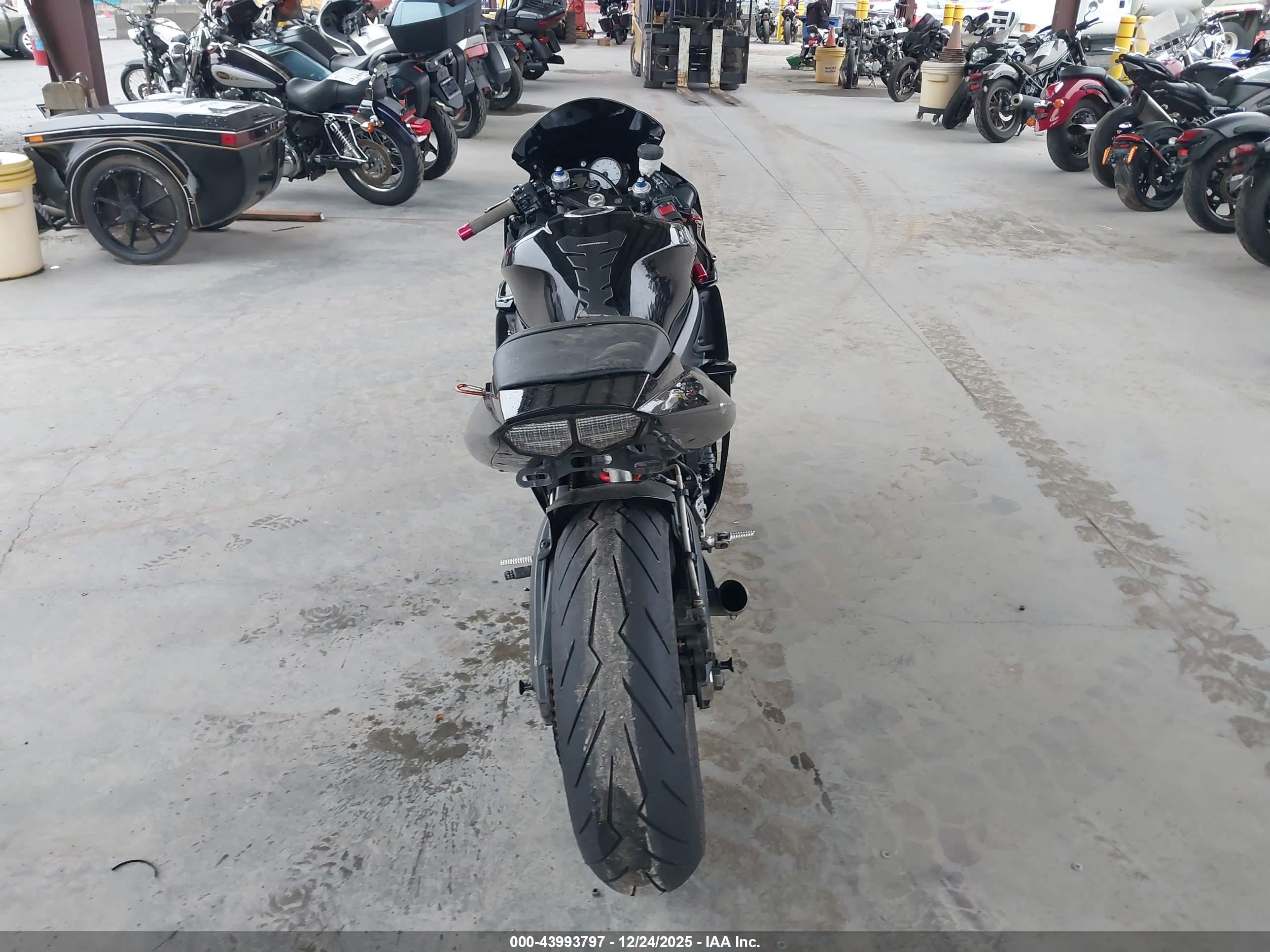 YAMAHA YZFR6 image 6