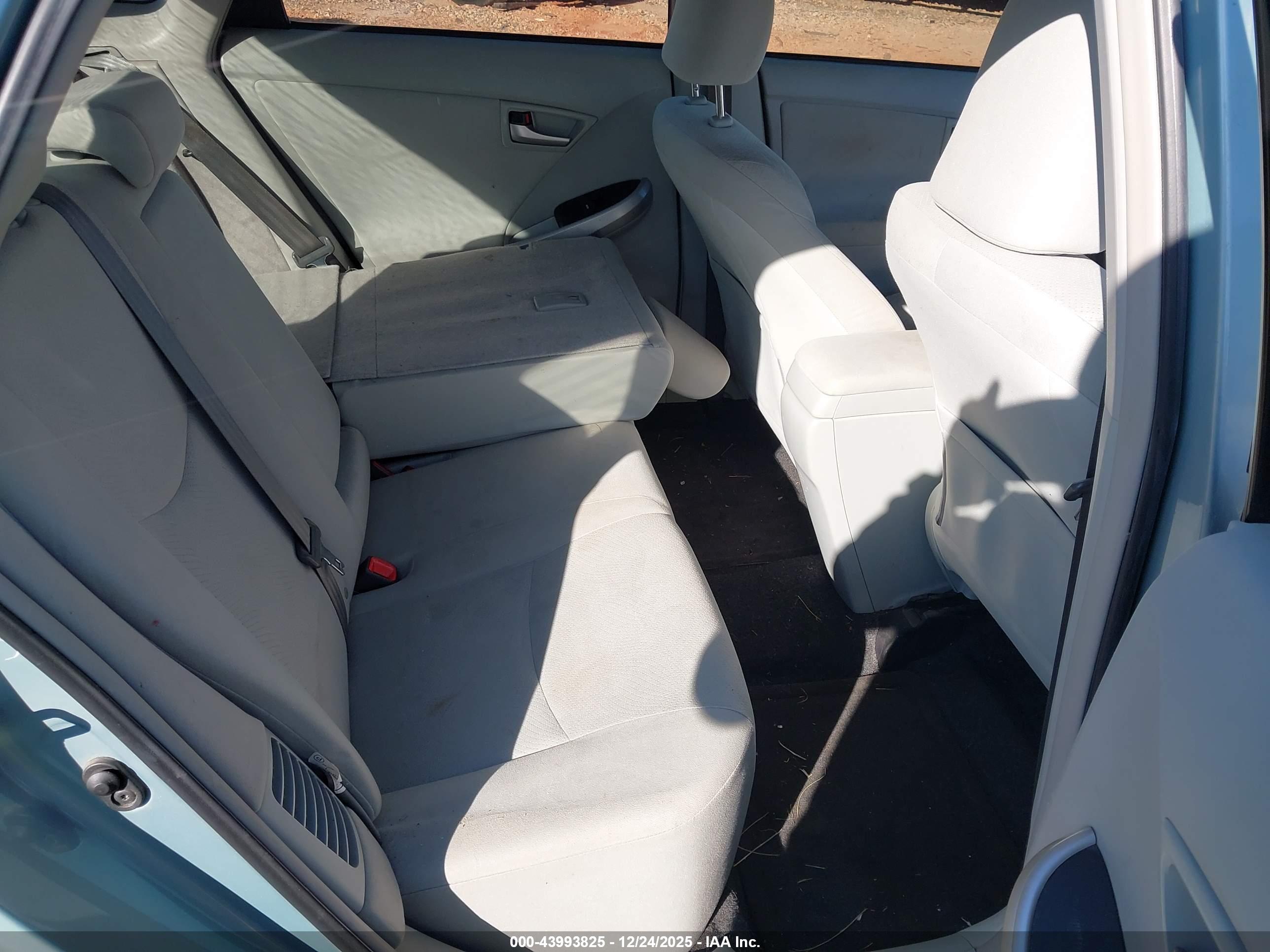 TOYOTA PRIUS image 8