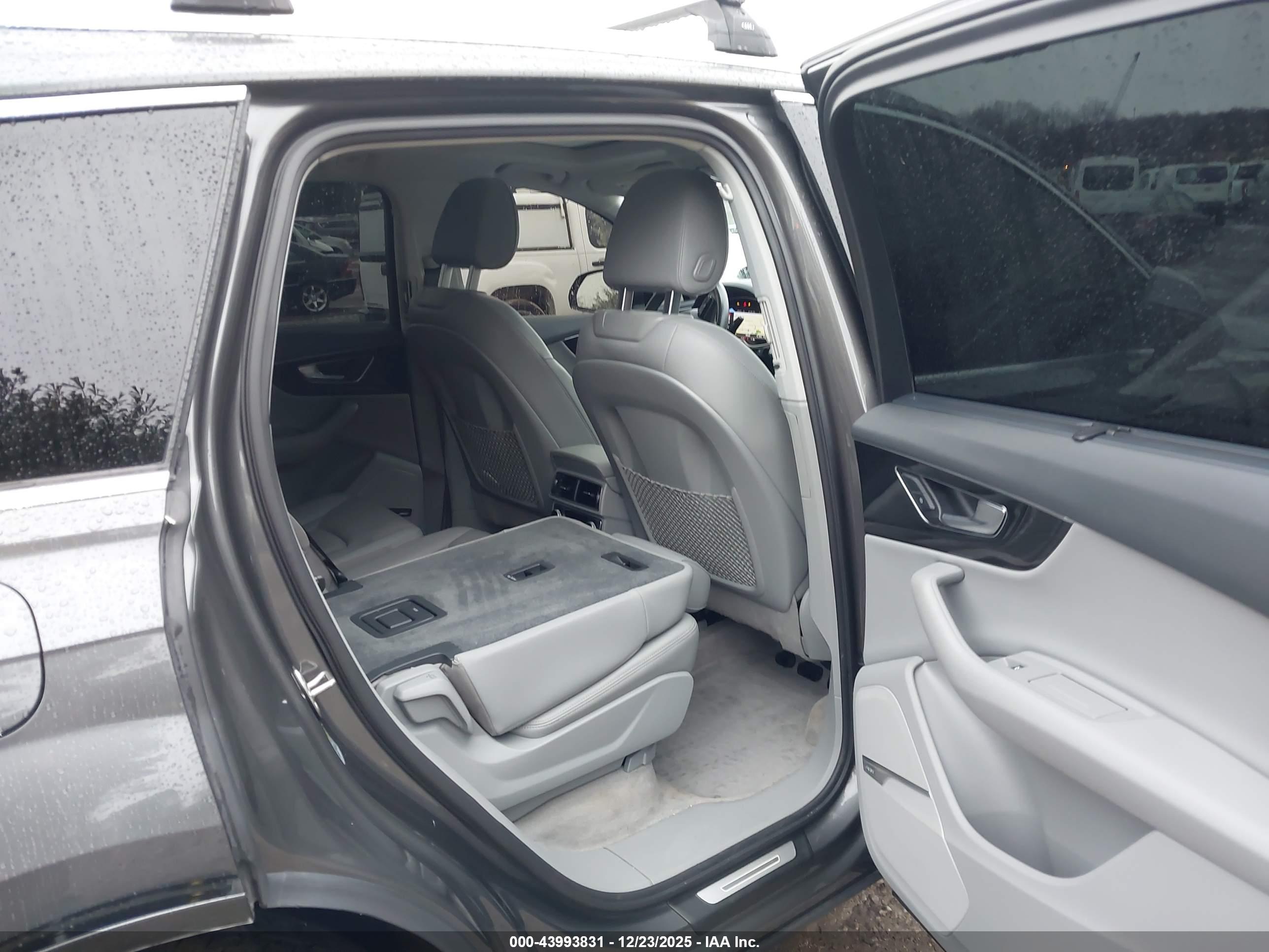 AUDI Q7 image 8