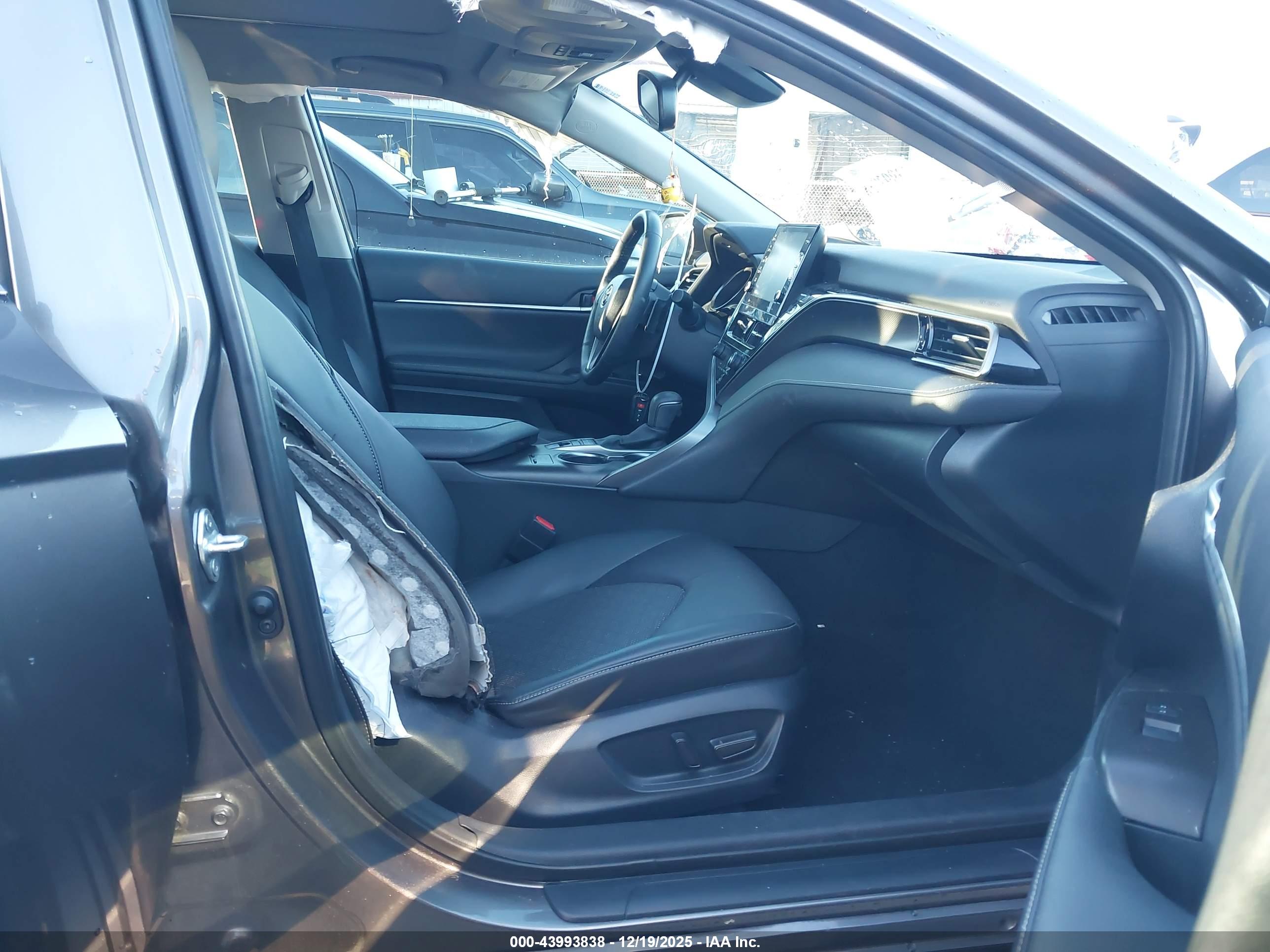 TOYOTA CAMRY image 5