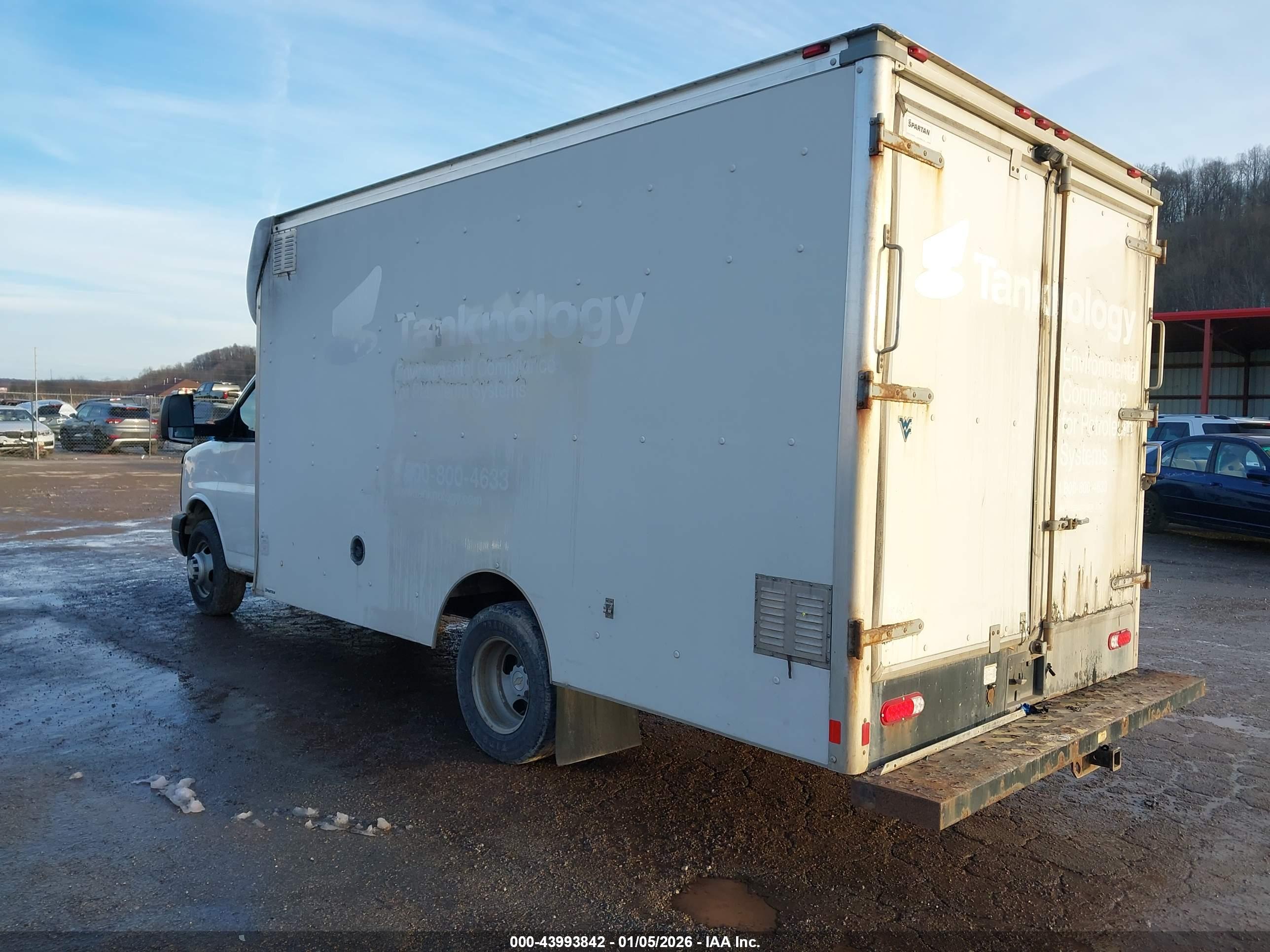CHEVROLET EXPRESS image 3