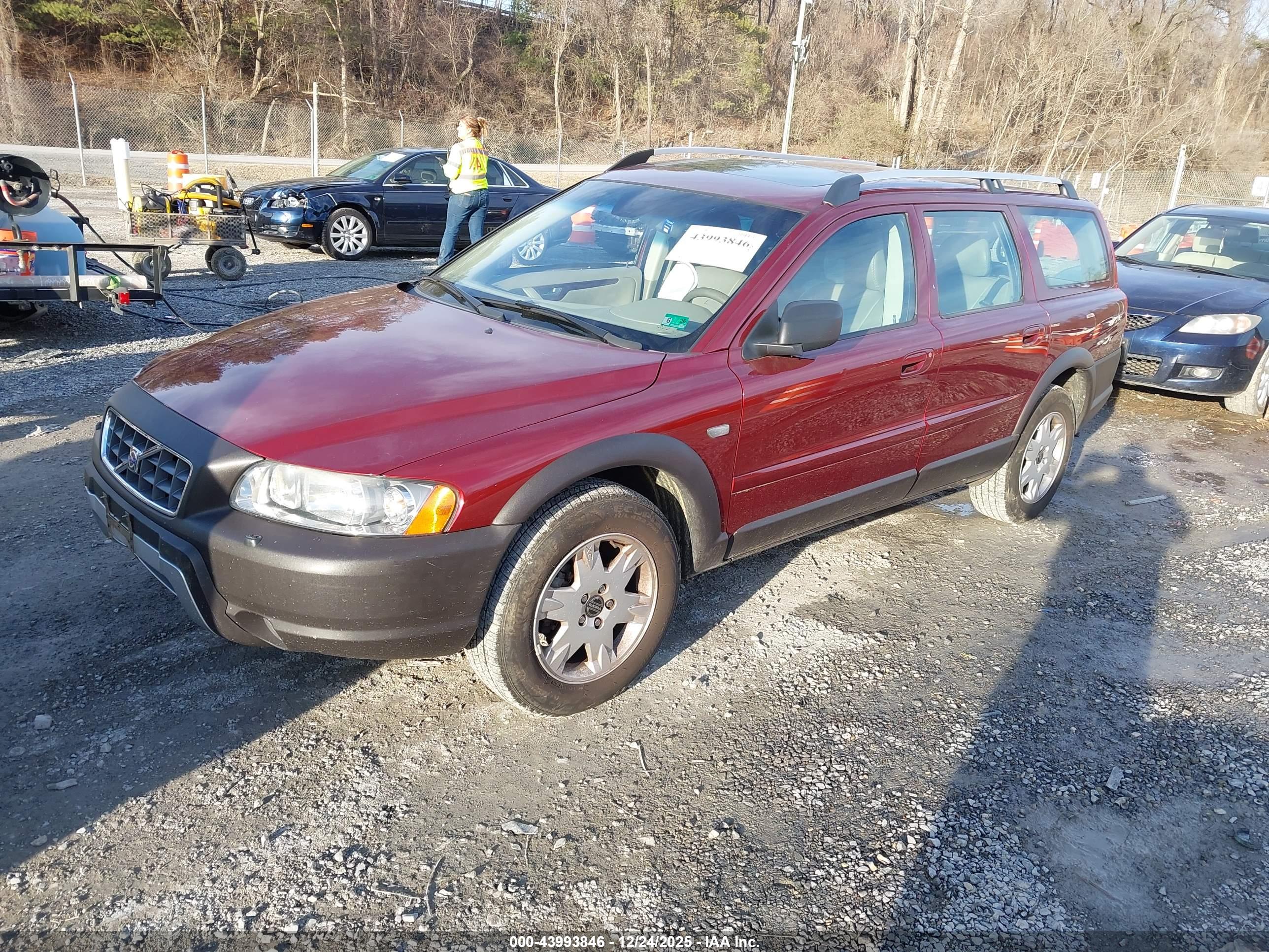 VOLVO XC70 image 2