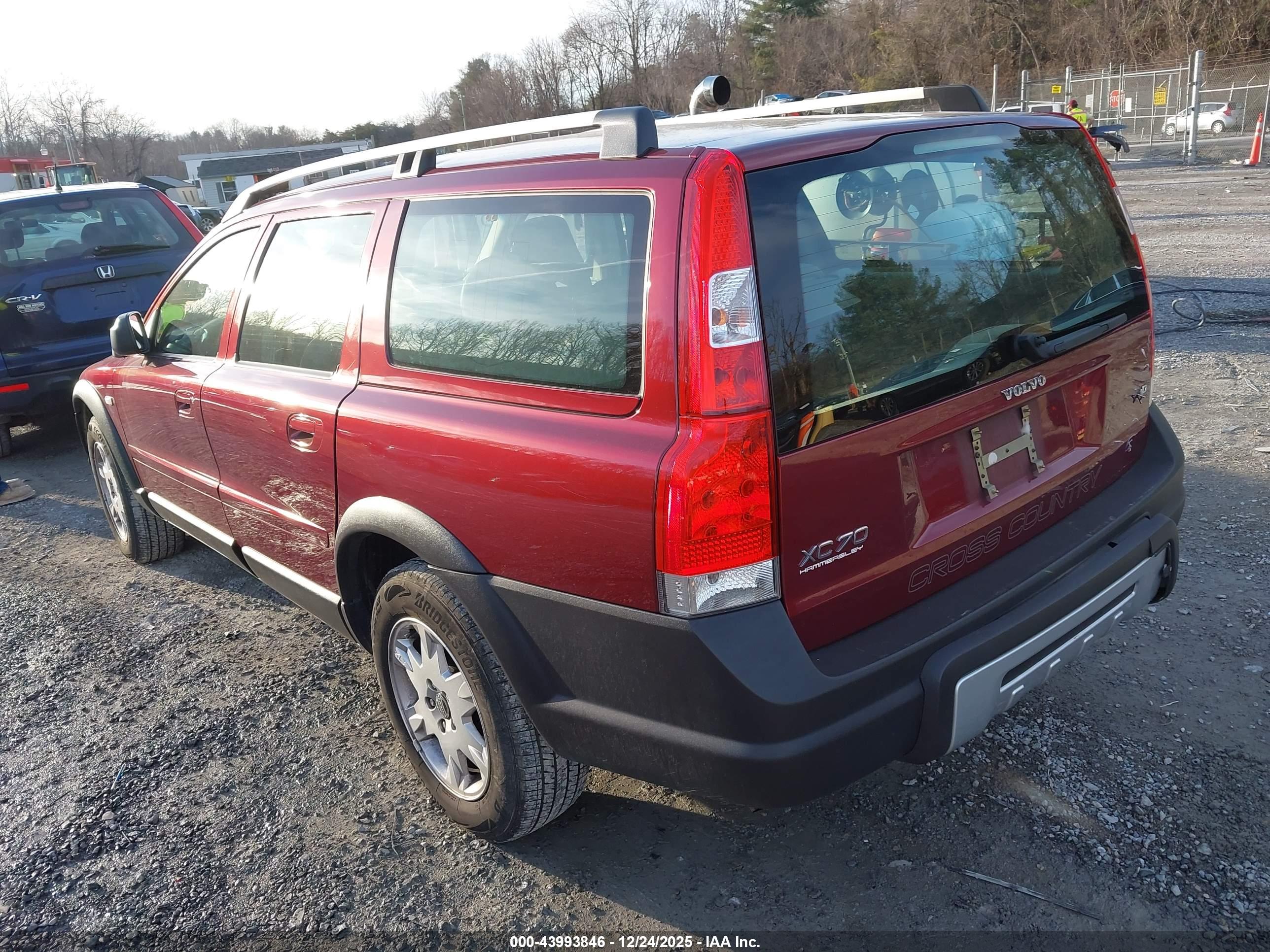 VOLVO XC70 image 3