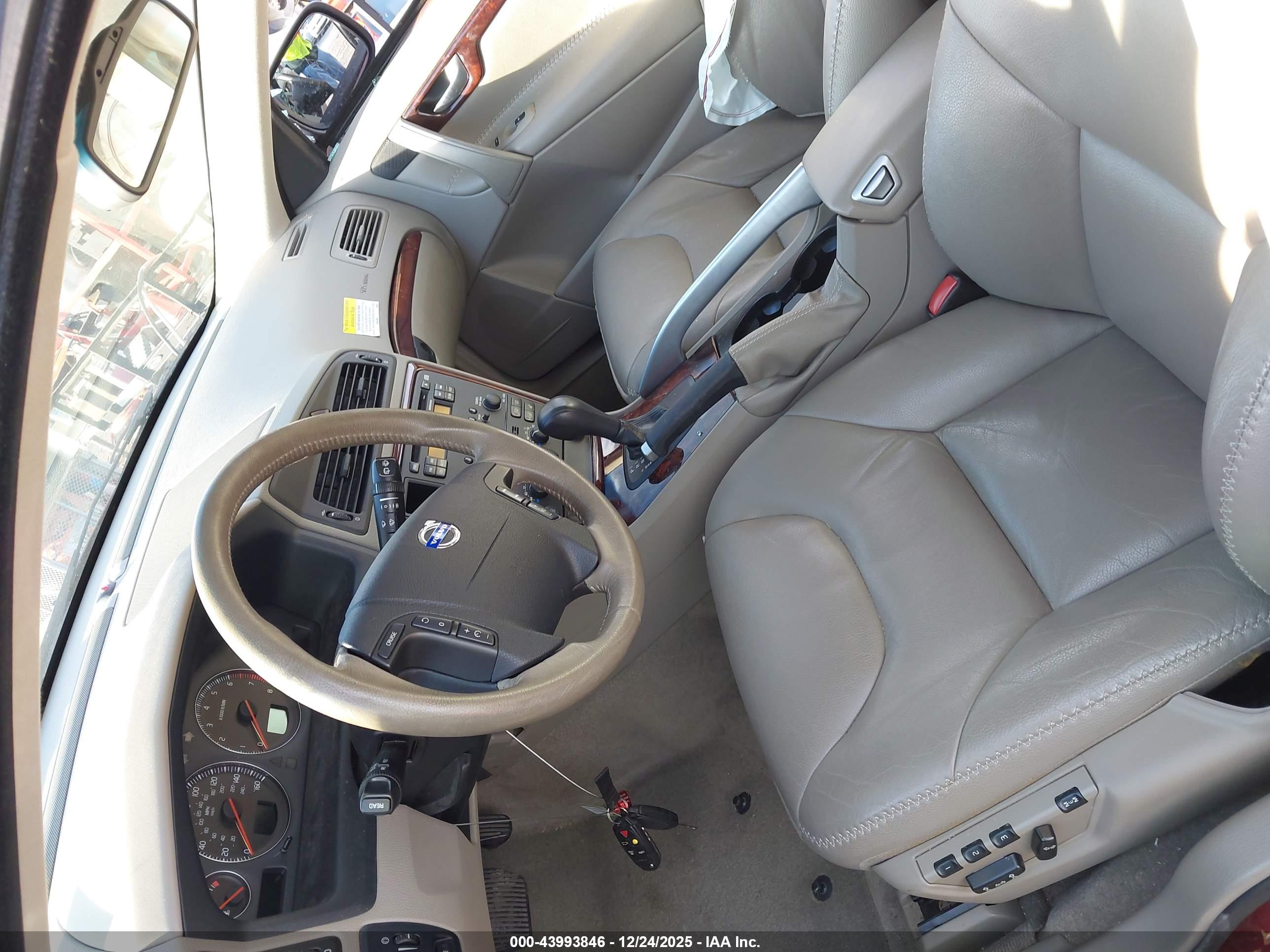 VOLVO XC70 image 5