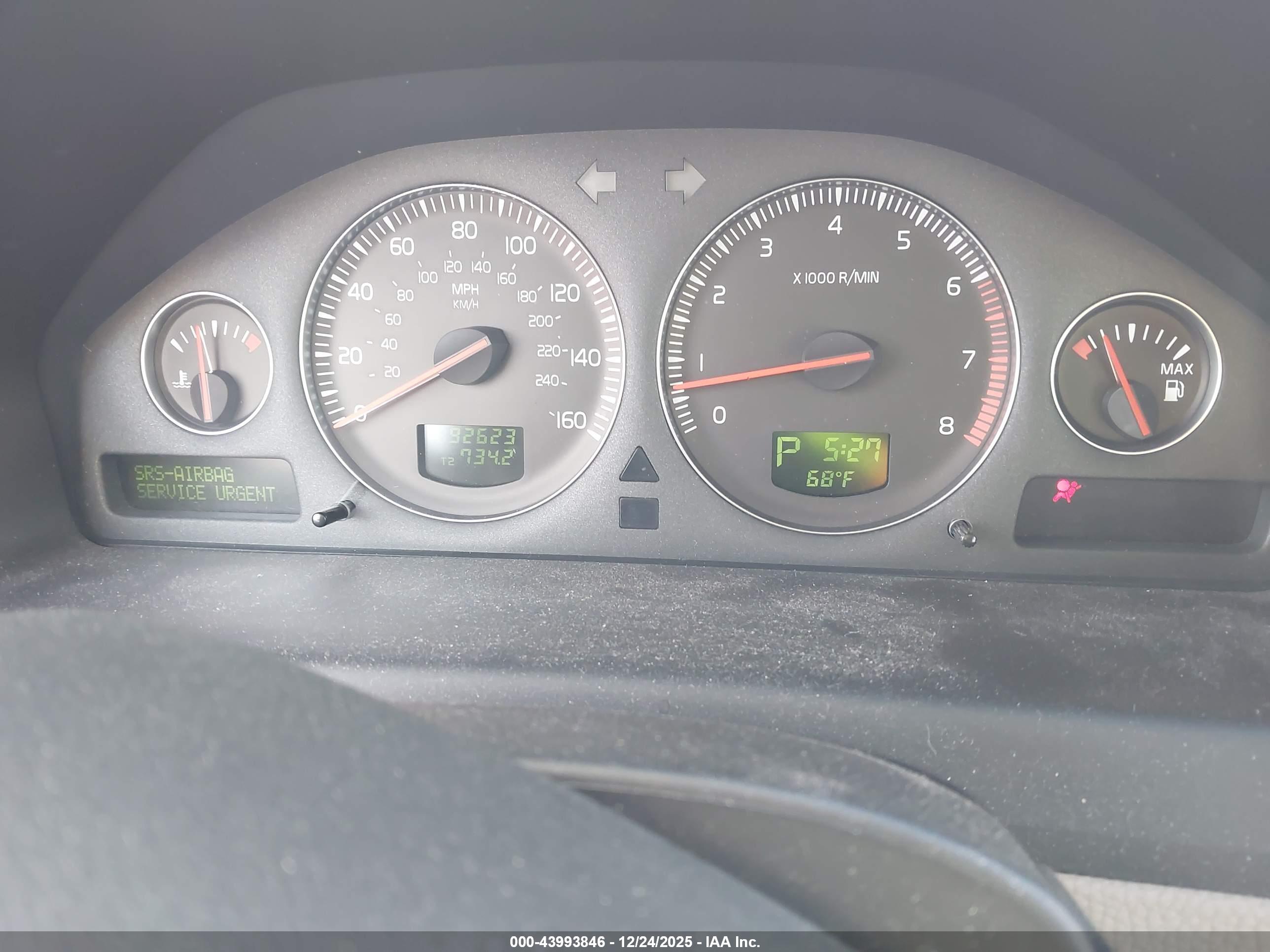 VOLVO XC70 image 7