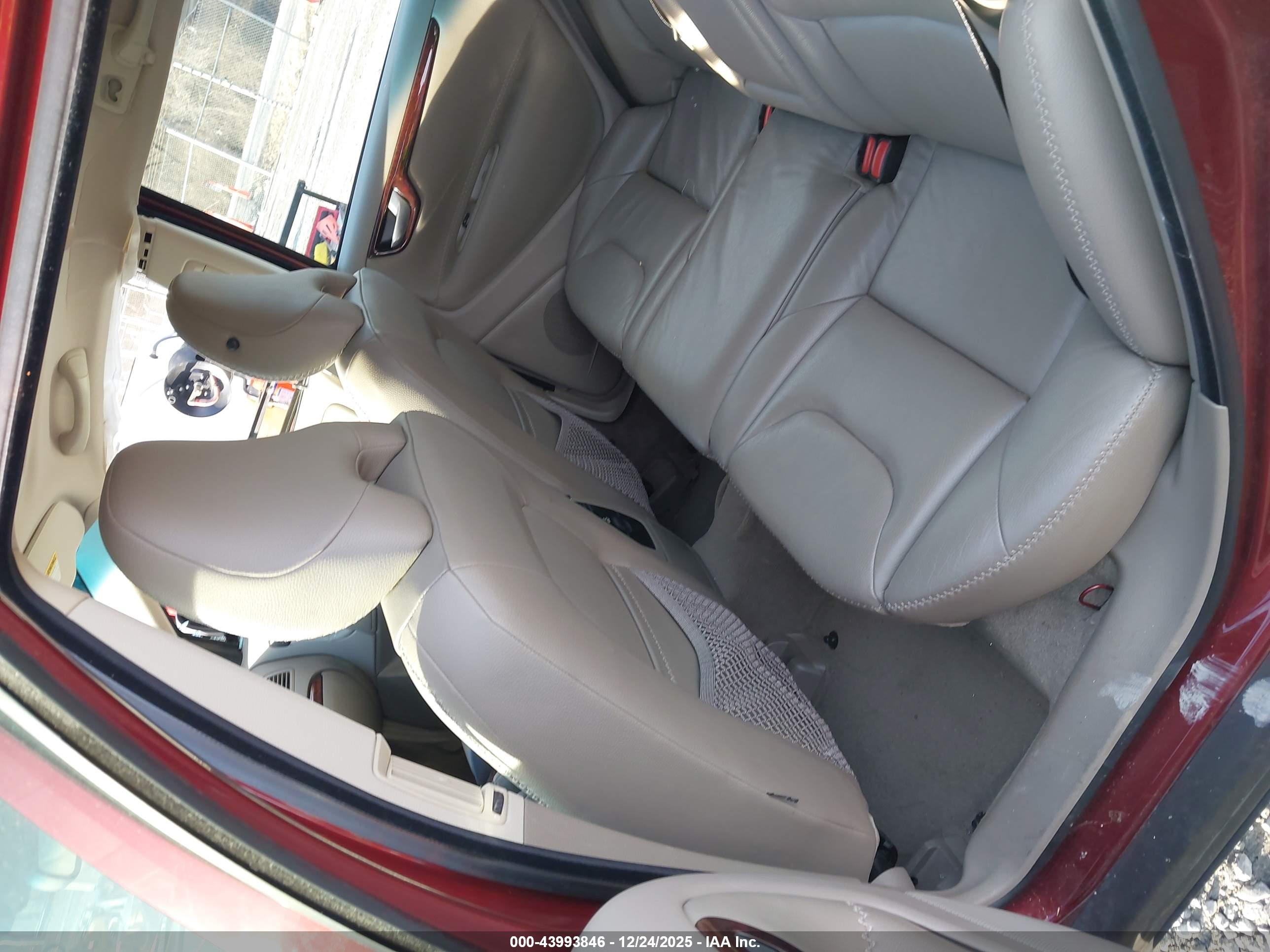 VOLVO XC70 image 8