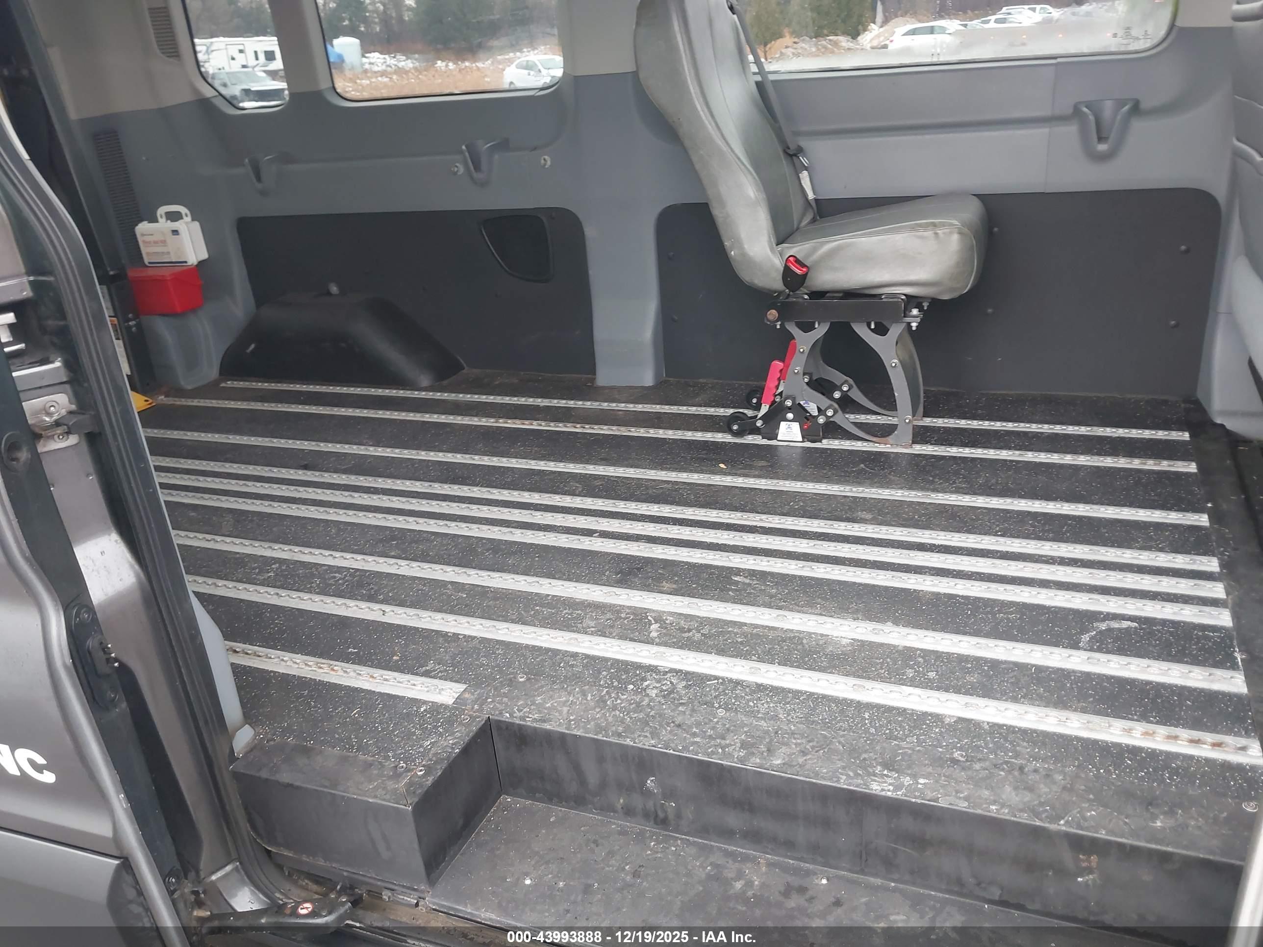 FORD TRANSIT-350 image 8