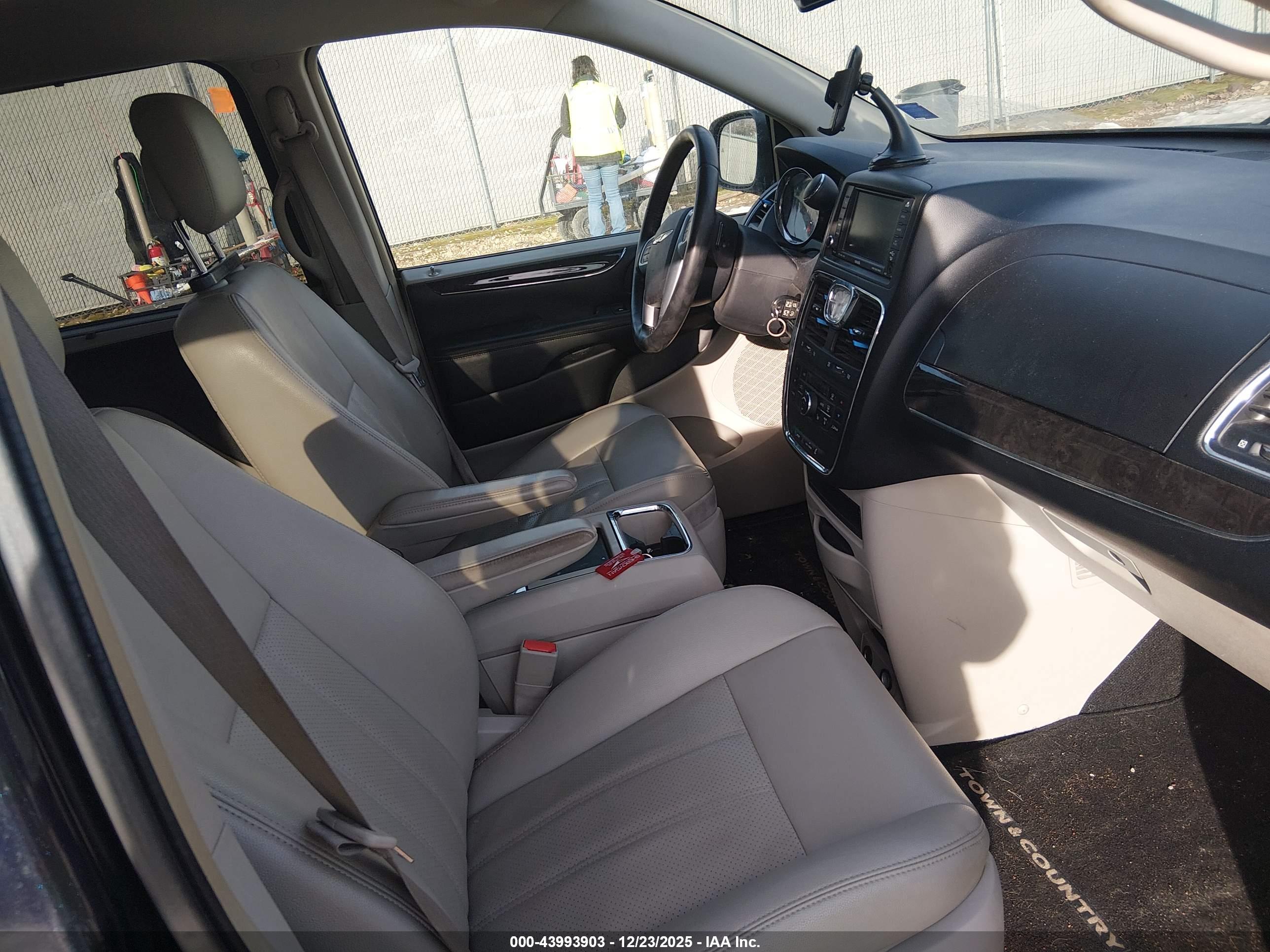 CHRYSLER TOWN image 5