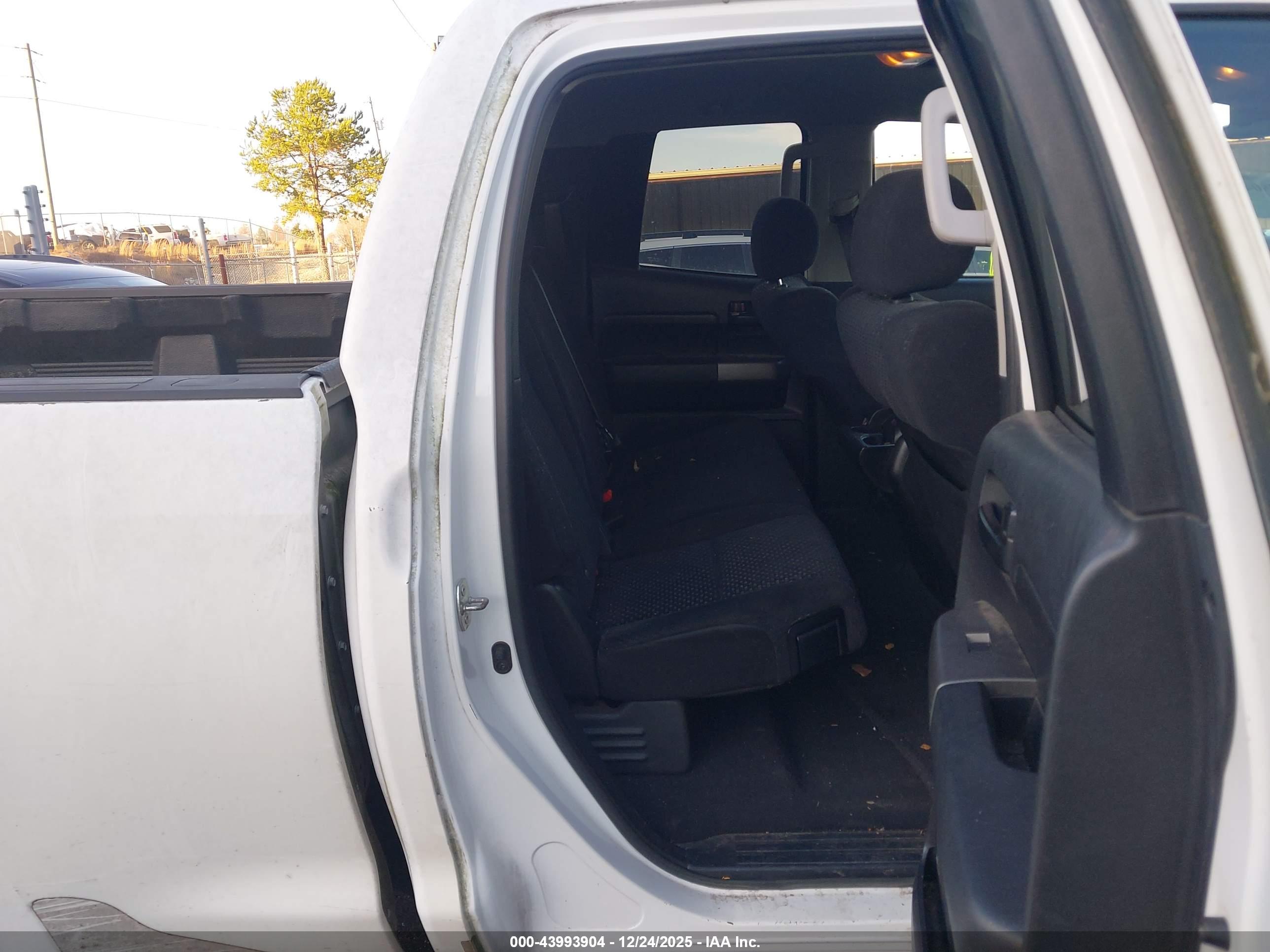 TOYOTA TUNDRA image 8