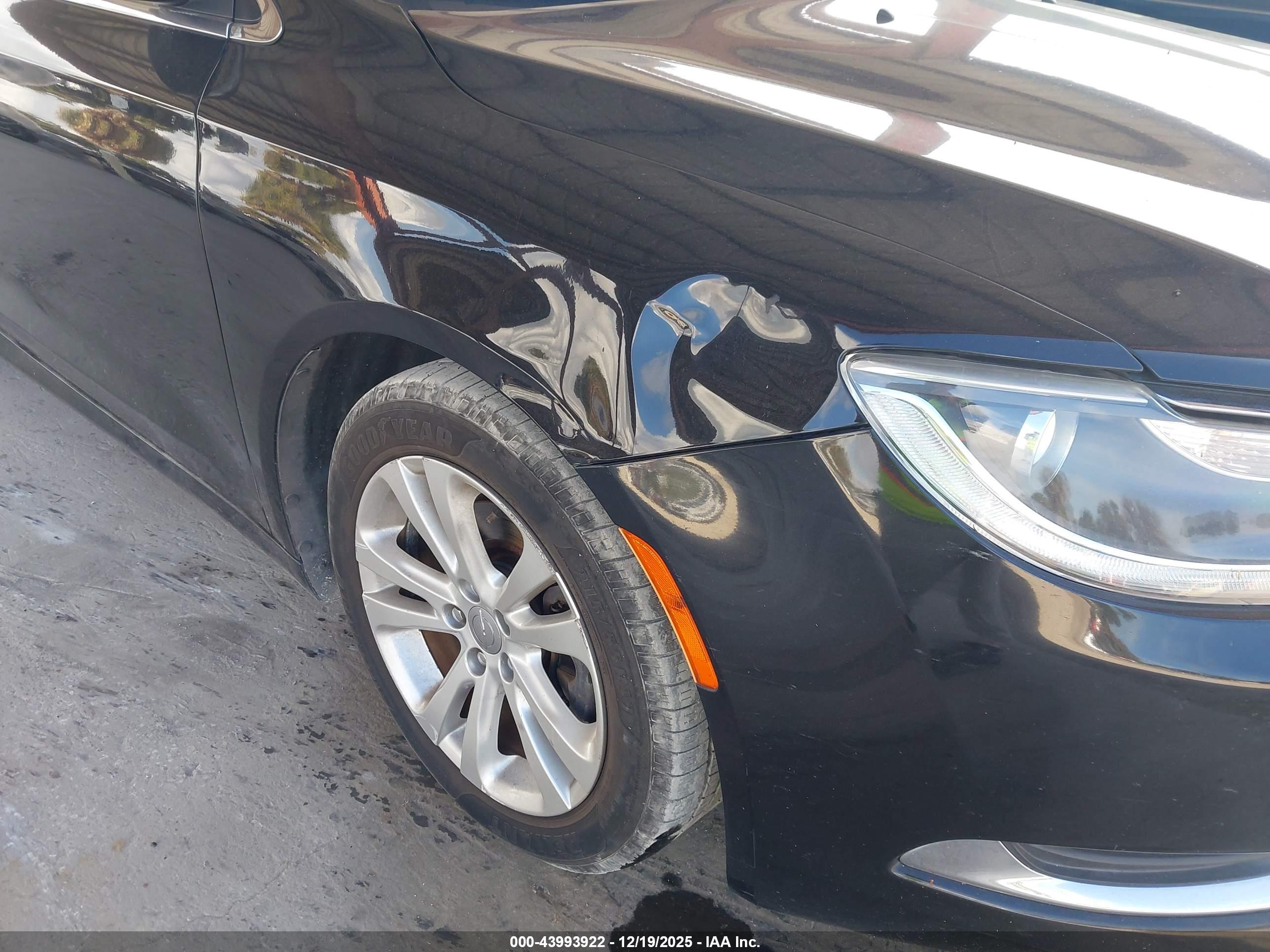 CHRYSLER 200 image 6