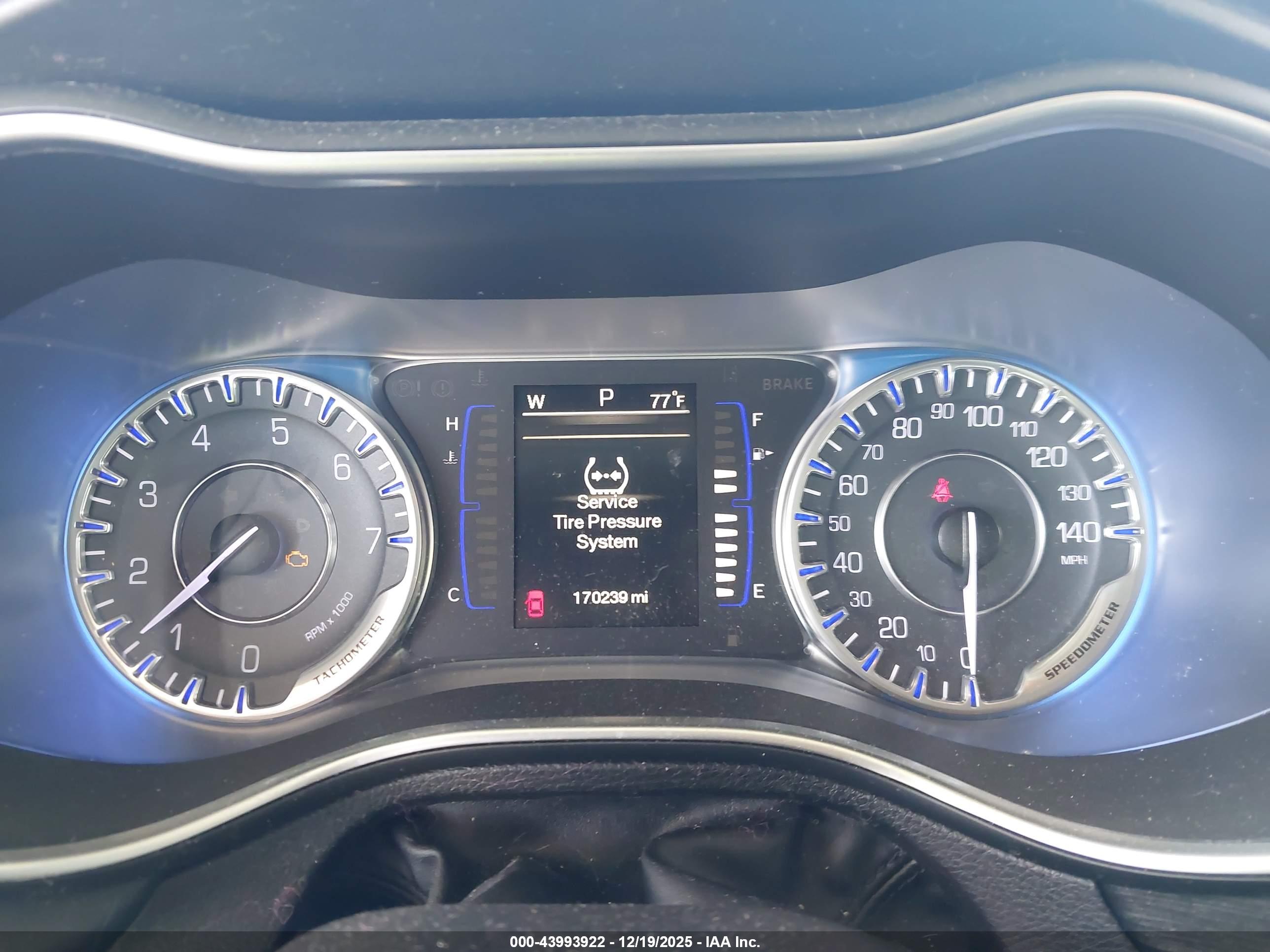 CHRYSLER 200 image 7