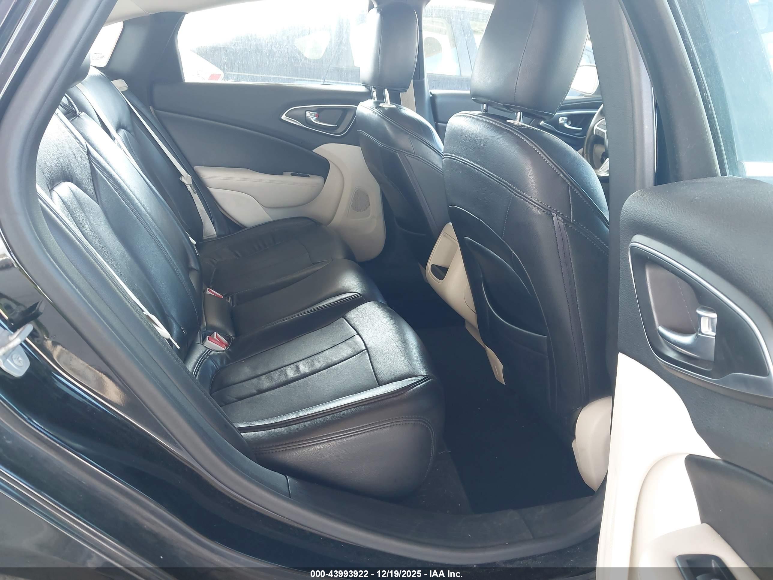 CHRYSLER 200 image 8