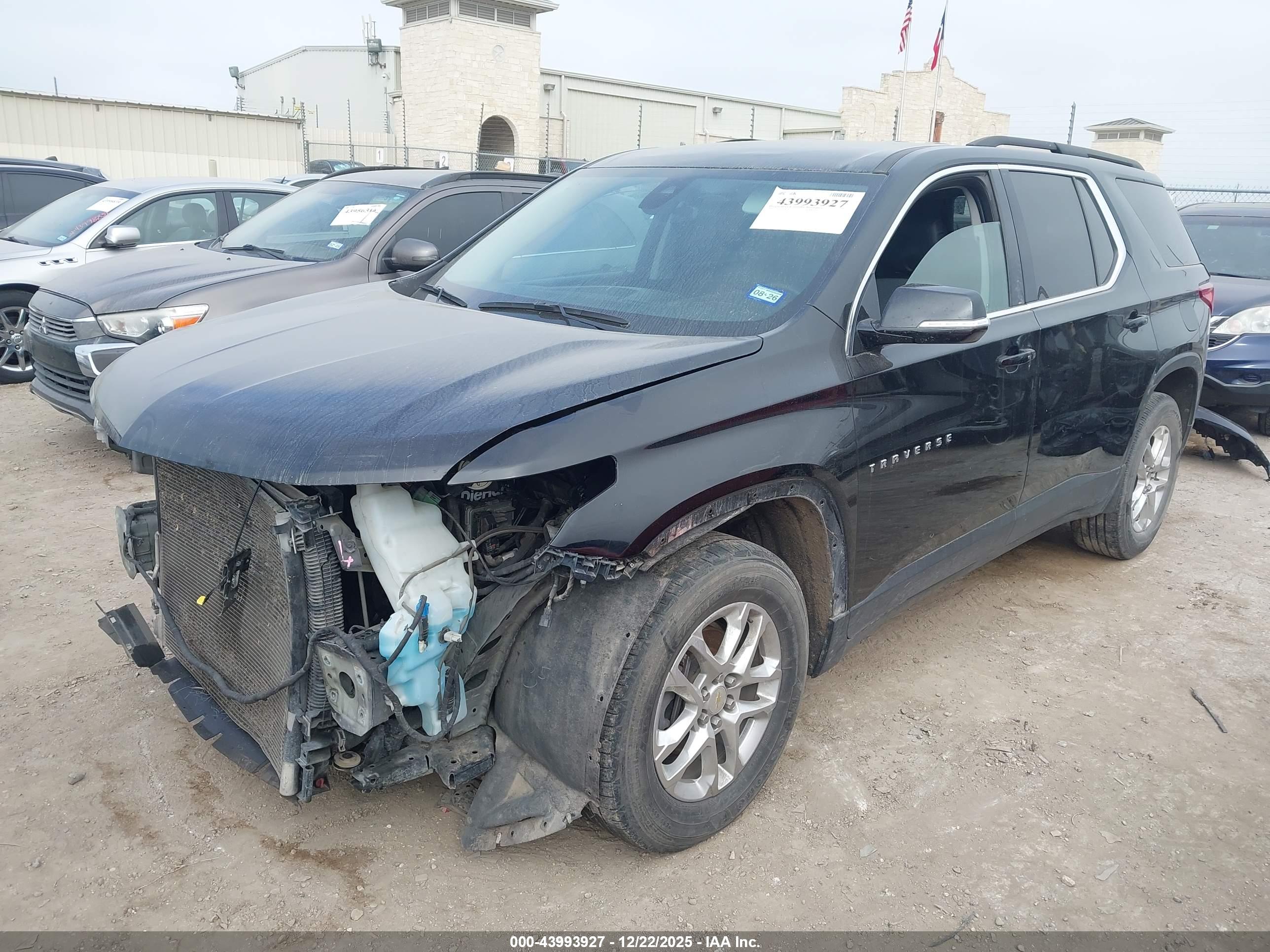 CHEVROLET TRAVERSE image 2