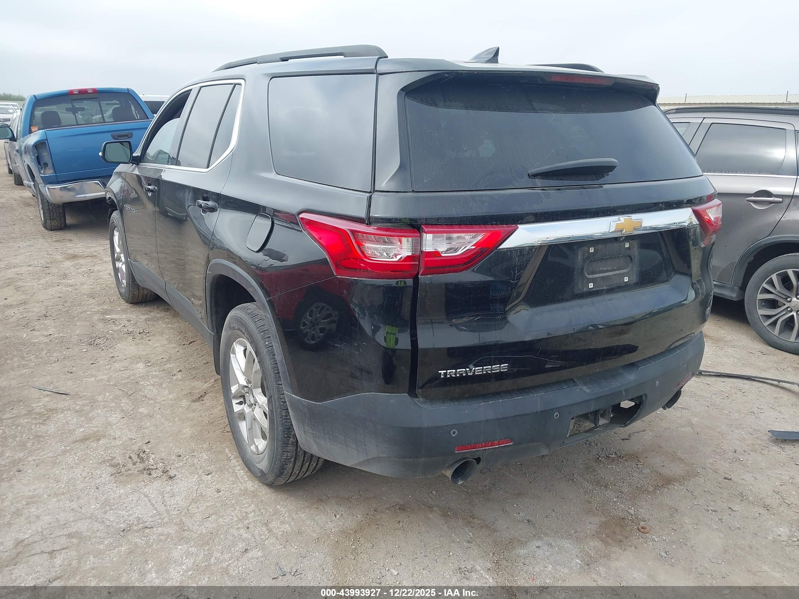 CHEVROLET TRAVERSE image 3