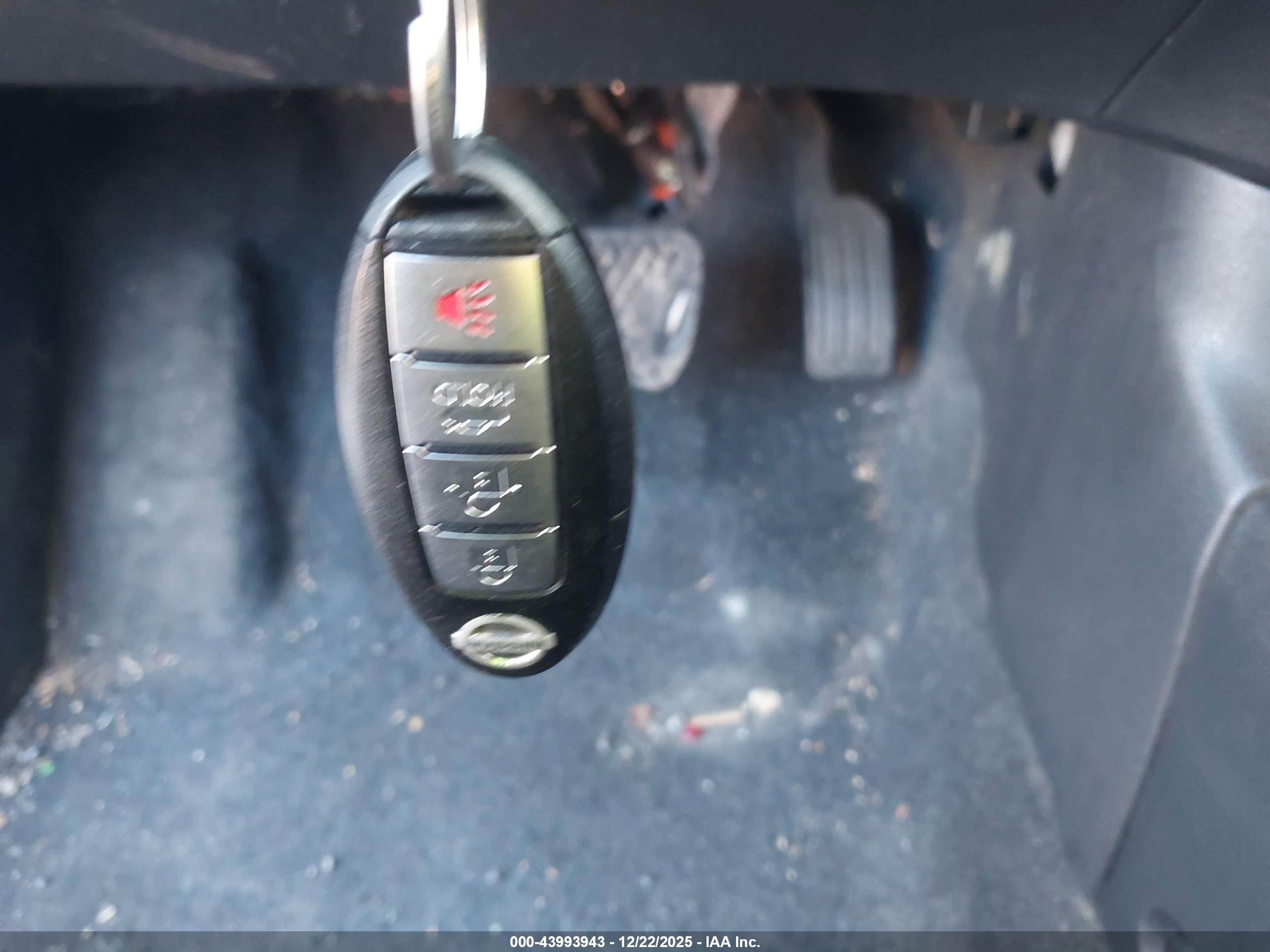 NISSAN VERSA image 11