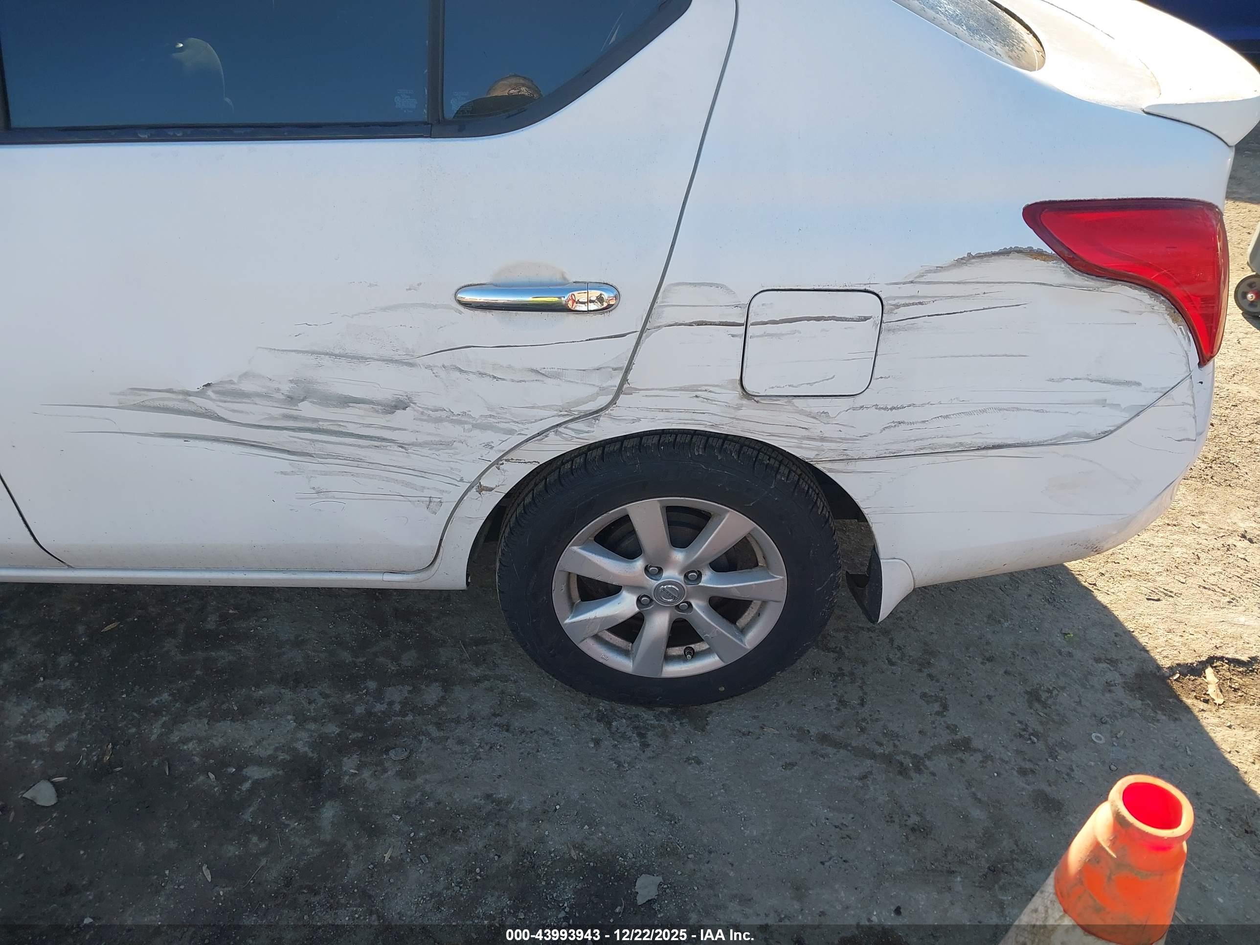 NISSAN VERSA image 6