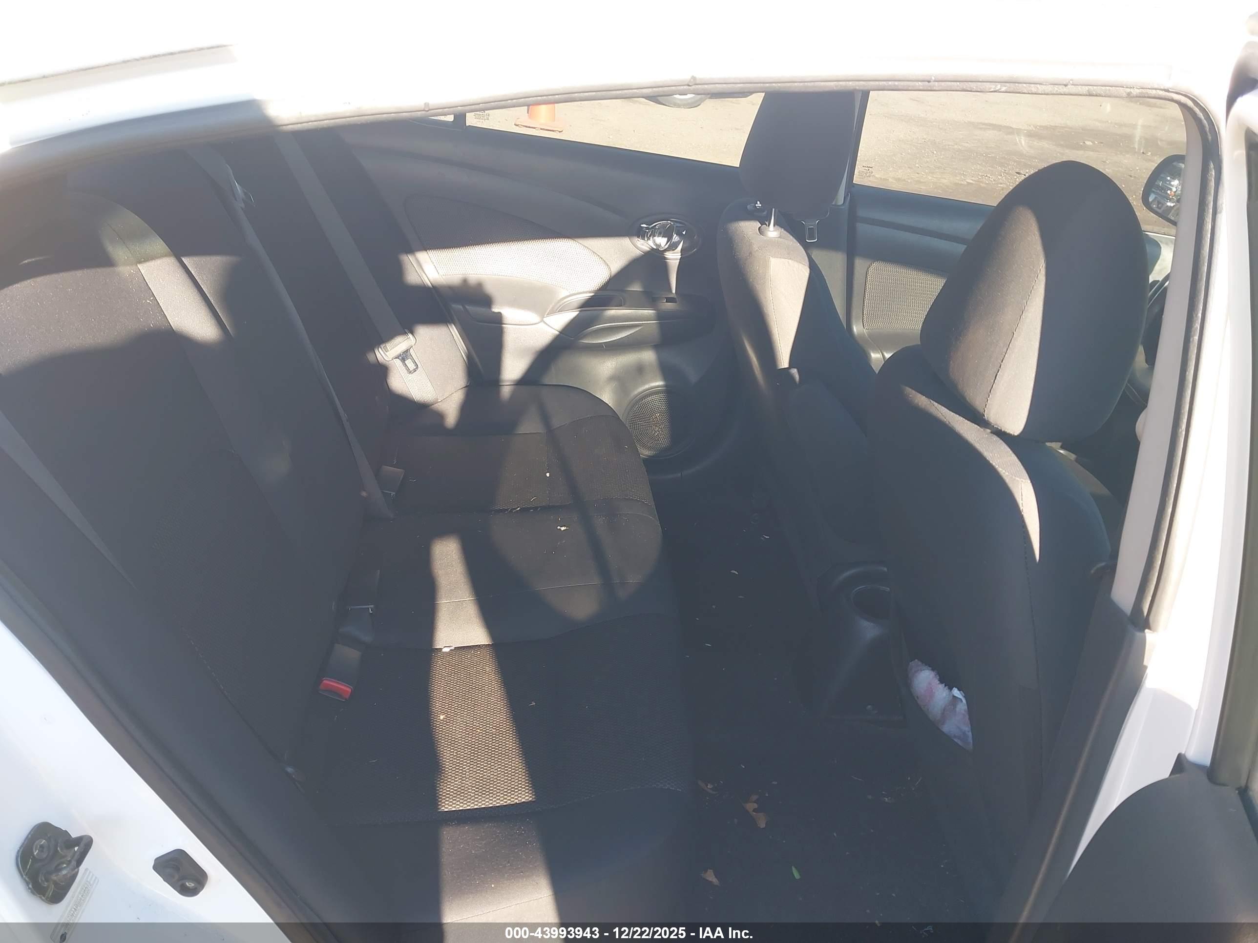 NISSAN VERSA image 8