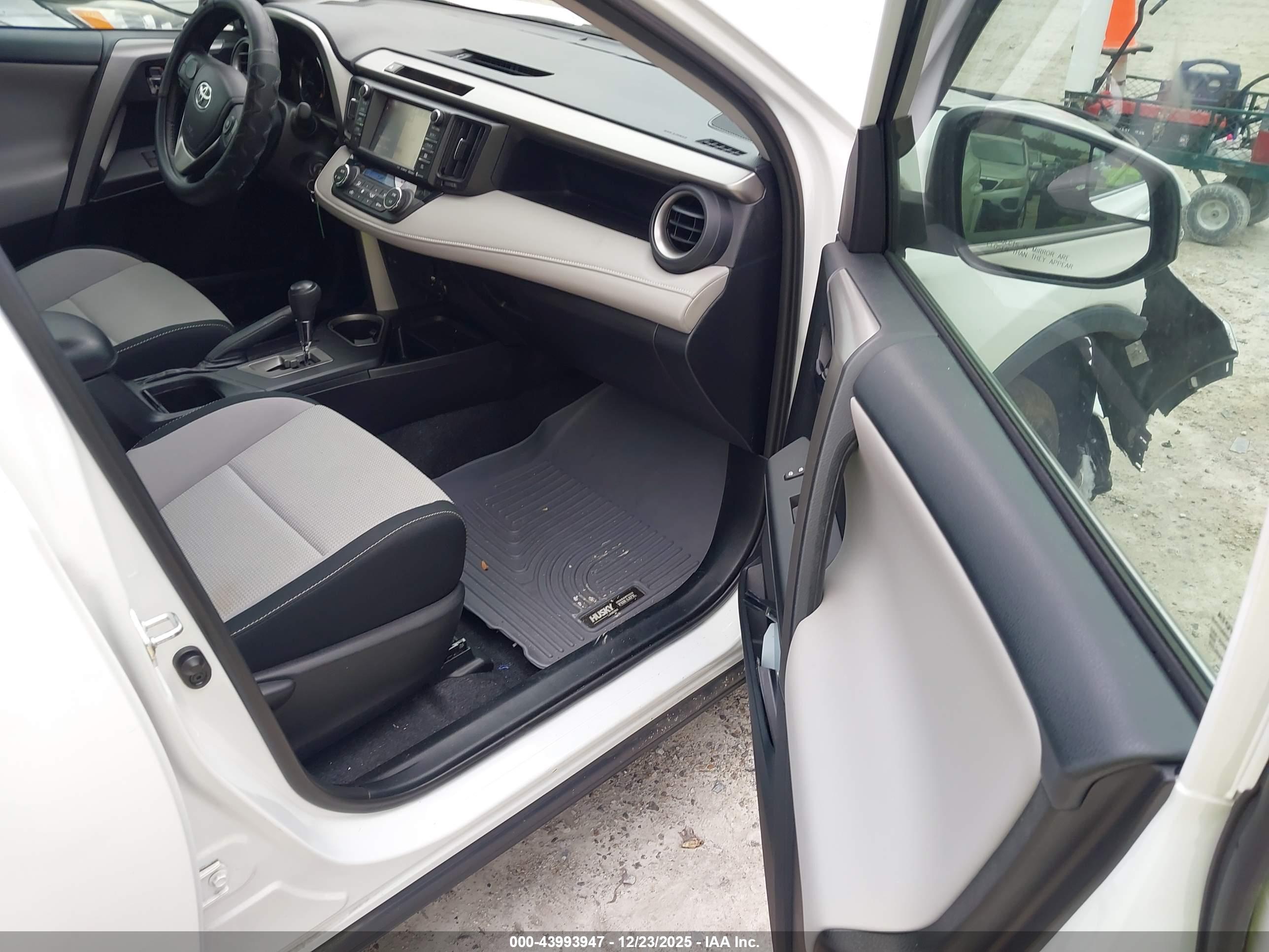 TOYOTA RAV4 image 5