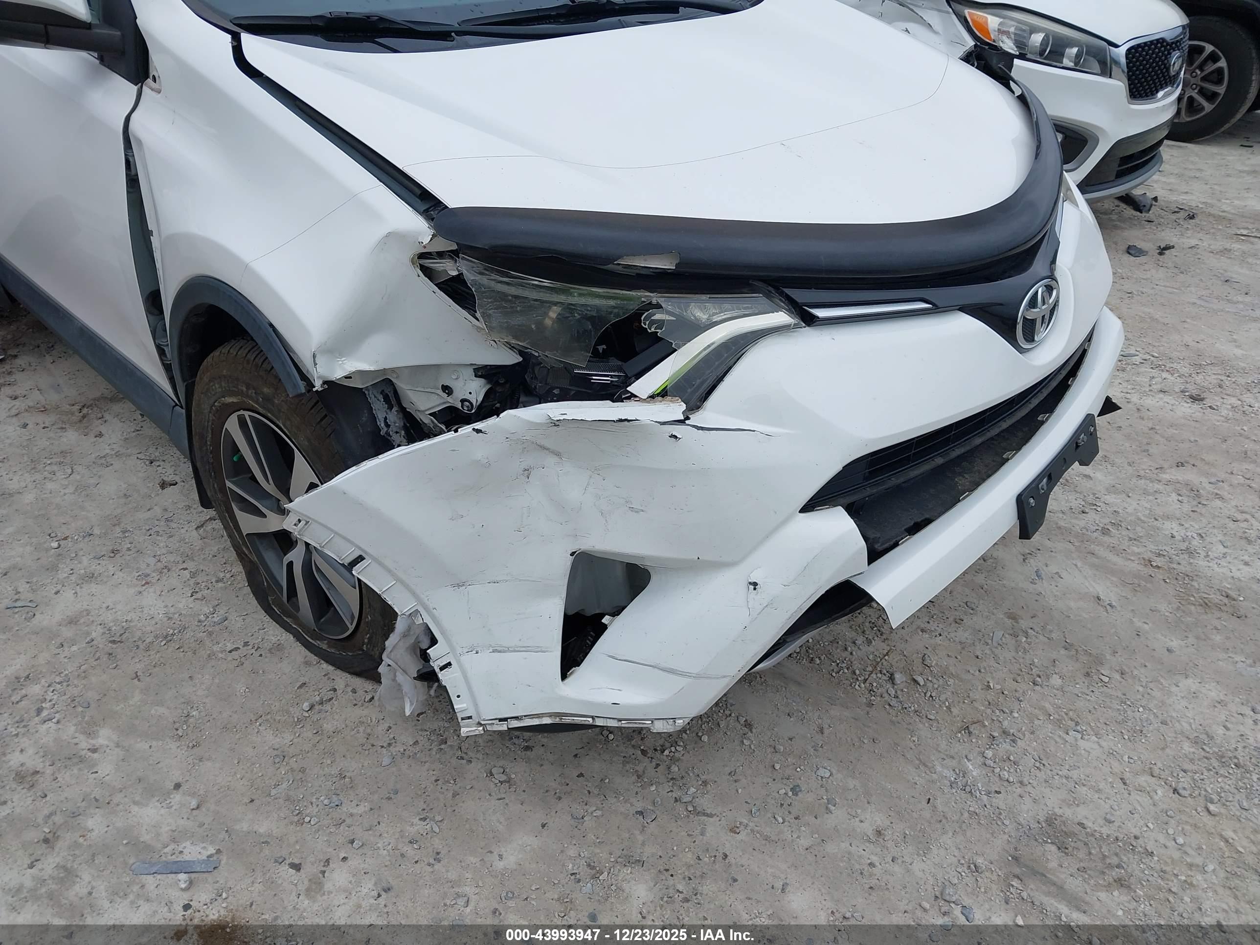 TOYOTA RAV4 image 6