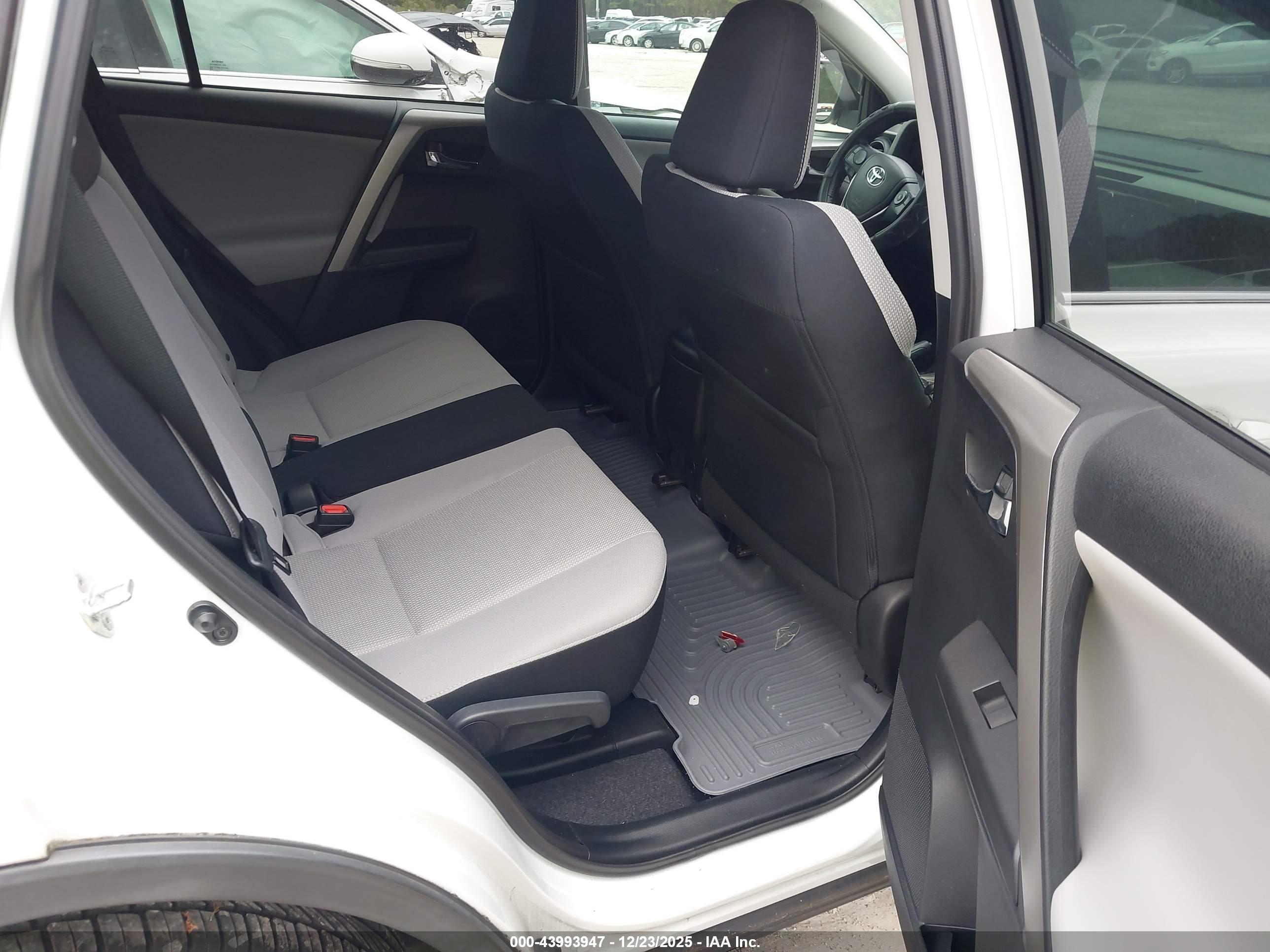 TOYOTA RAV4 image 8