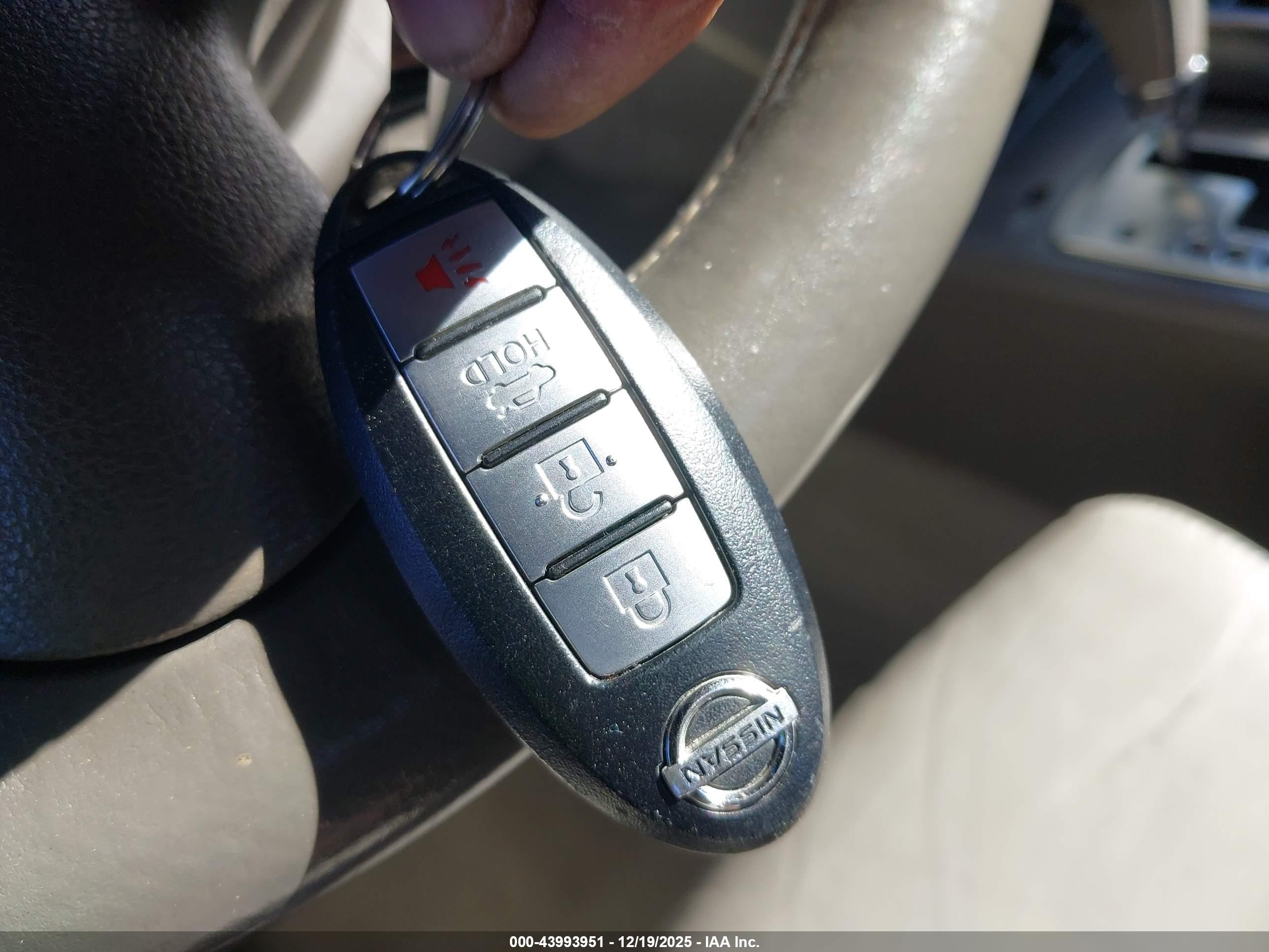 NISSAN MAXIMA image 11