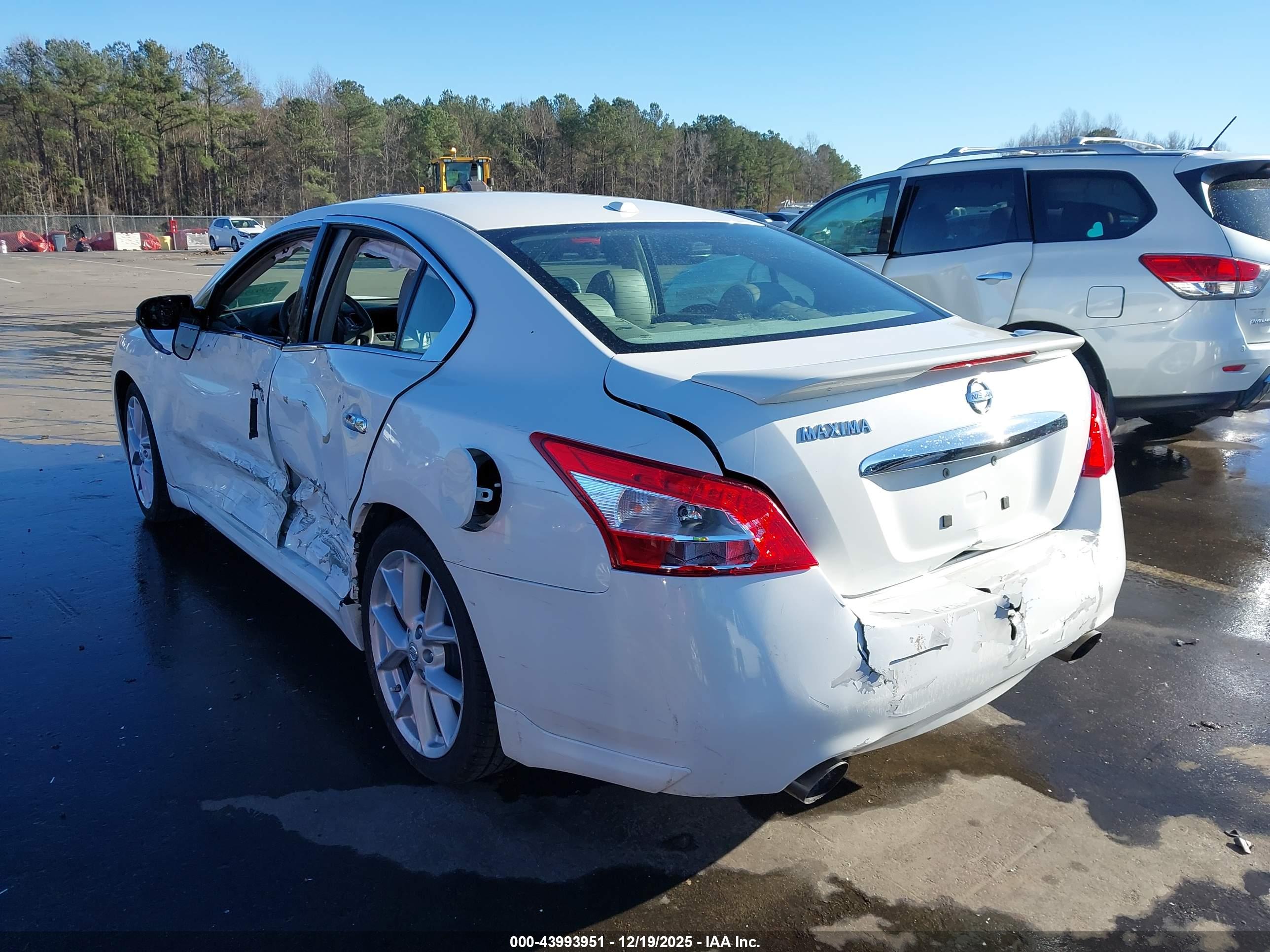 NISSAN MAXIMA image 3