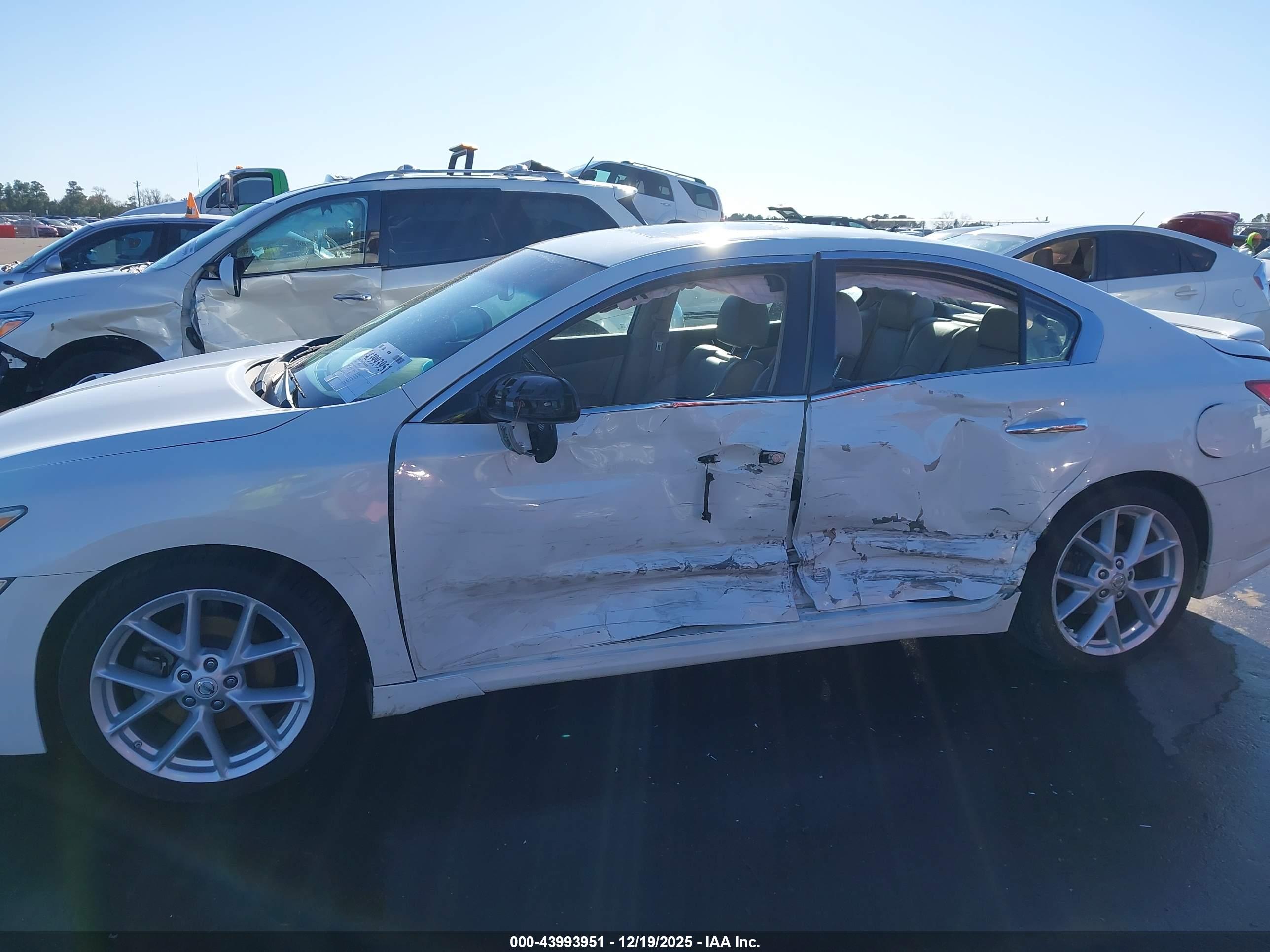 NISSAN MAXIMA image 6